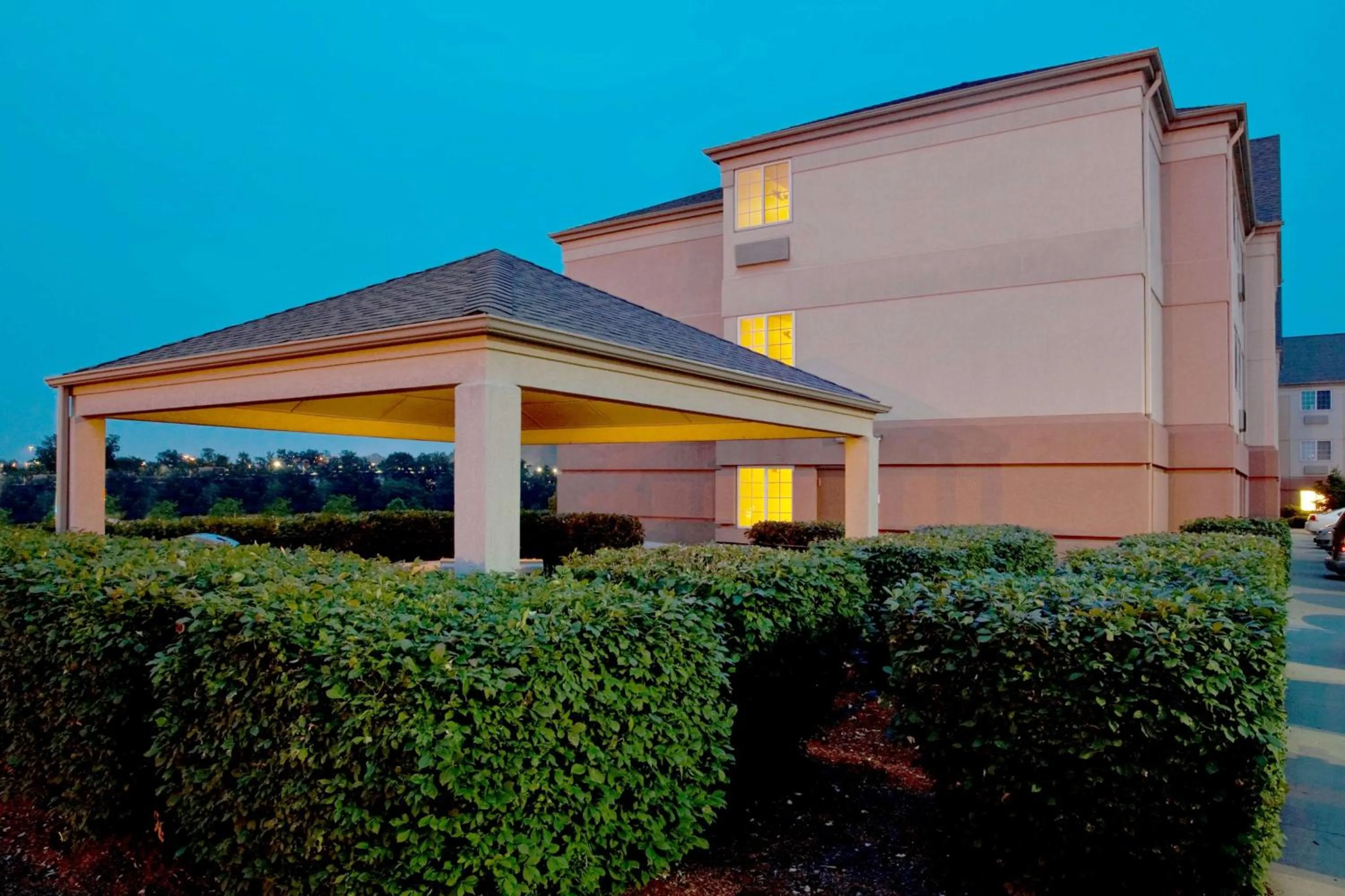 Property building in Sonesta Simply Suites Pittsburgh Airport
