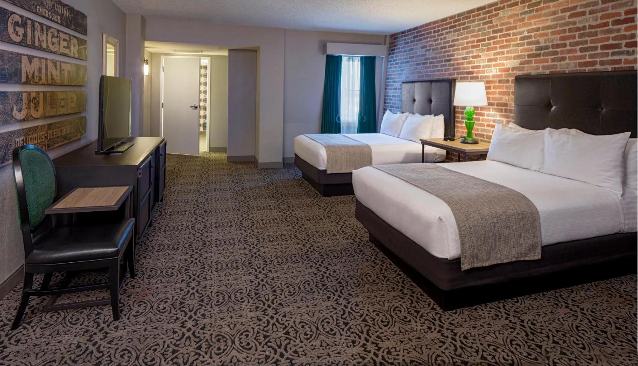 Photo of the whole room, Bed in Holiday Inn Hotel French Quarter-Chateau Lemoyne by IHG