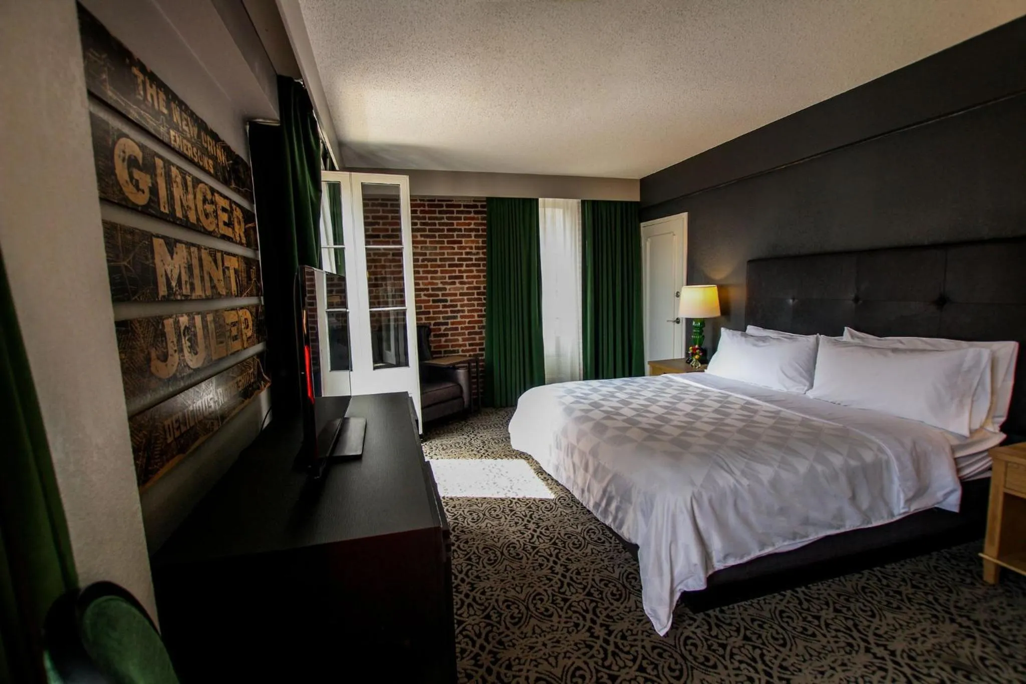 Photo of the whole room, Bed in Holiday Inn Hotel French Quarter-Chateau Lemoyne by IHG