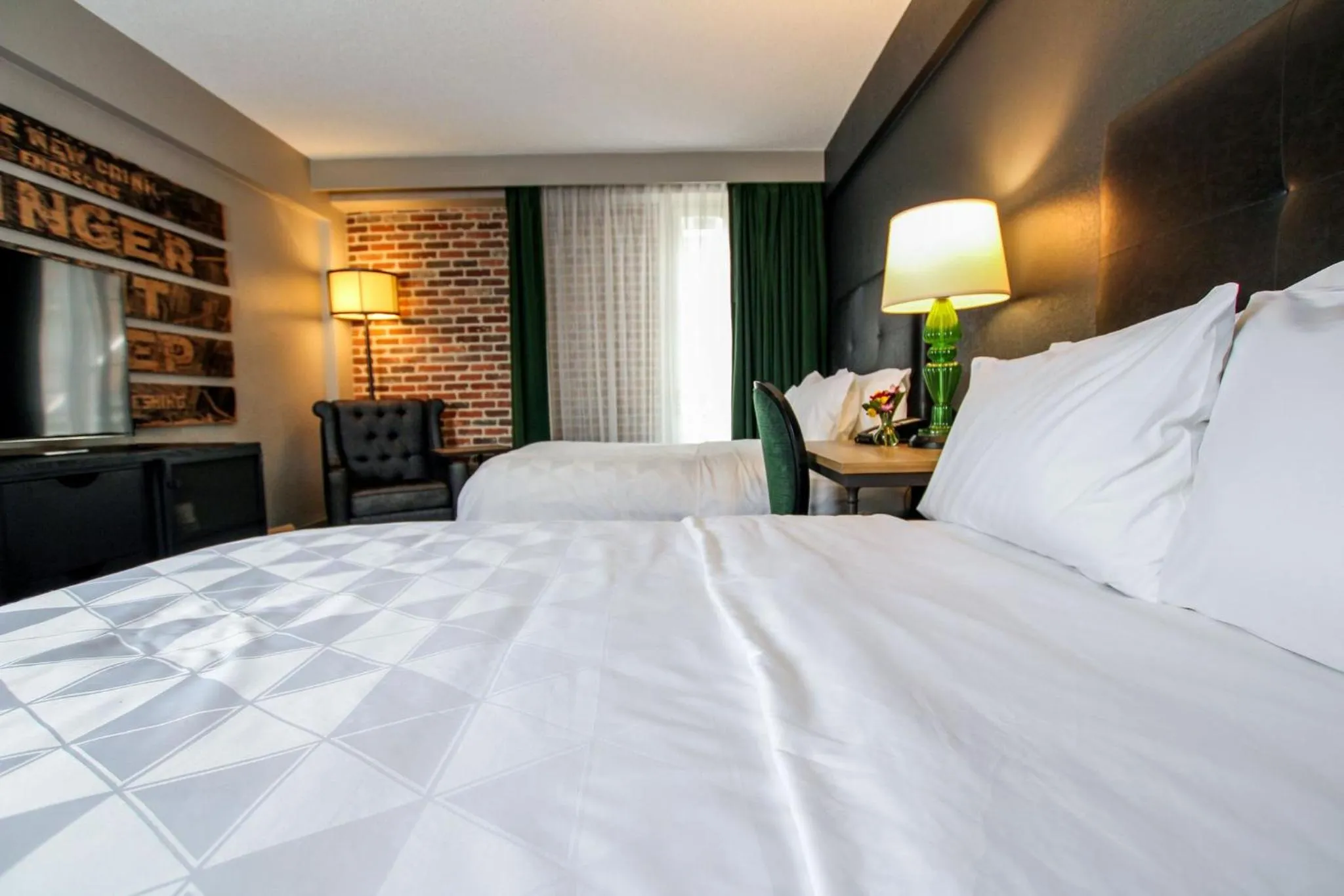 Photo of the whole room, Bed in Holiday Inn Hotel French Quarter-Chateau Lemoyne by IHG