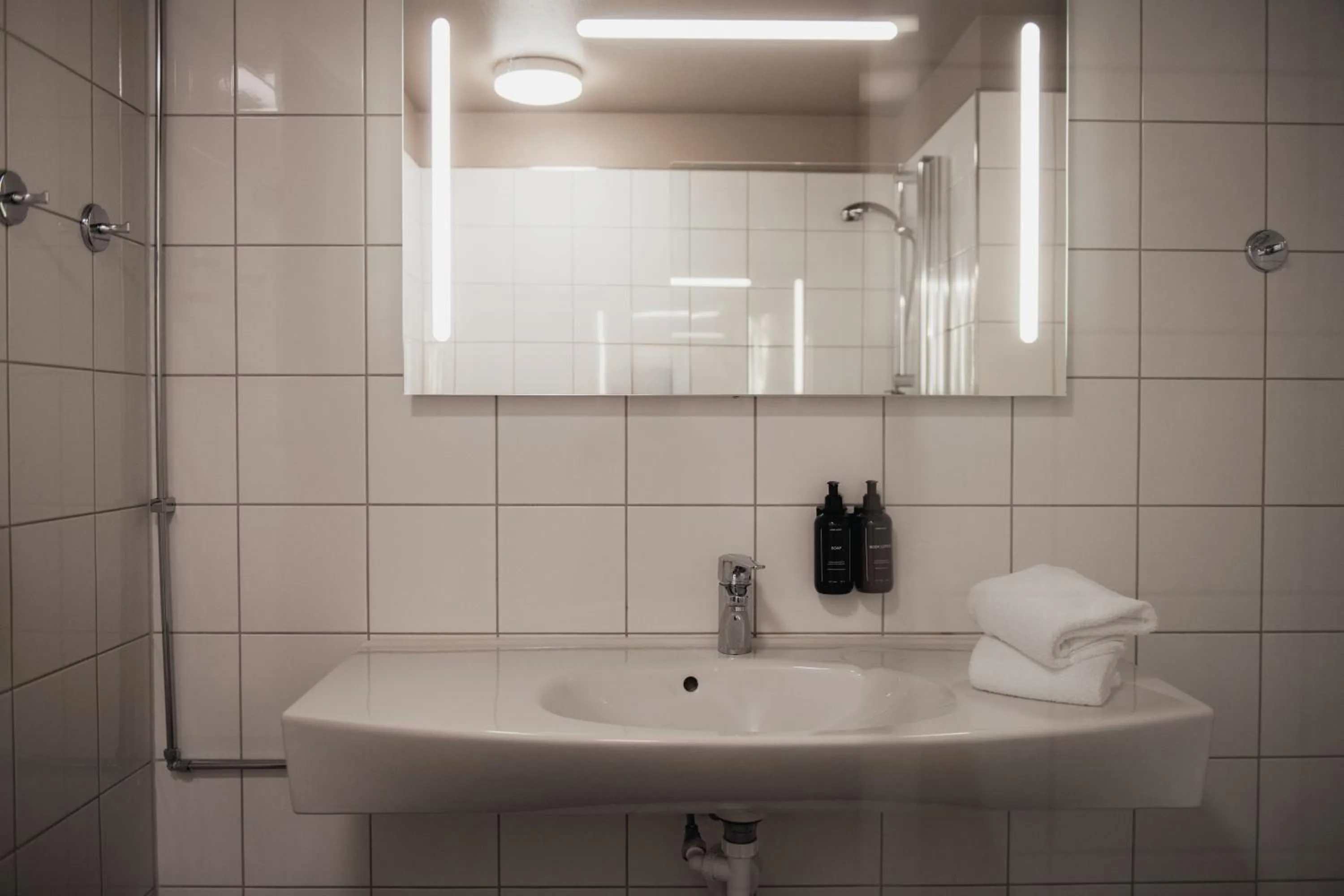 Shower in Home Hotel Fregatten