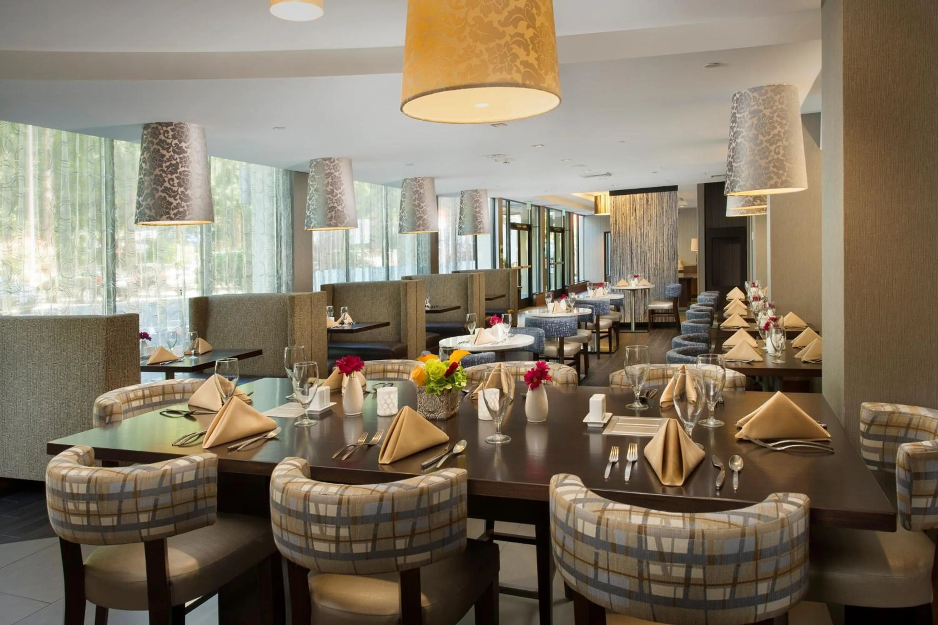 Restaurant/places to eat in Skybridge Seattle Airport Hotel