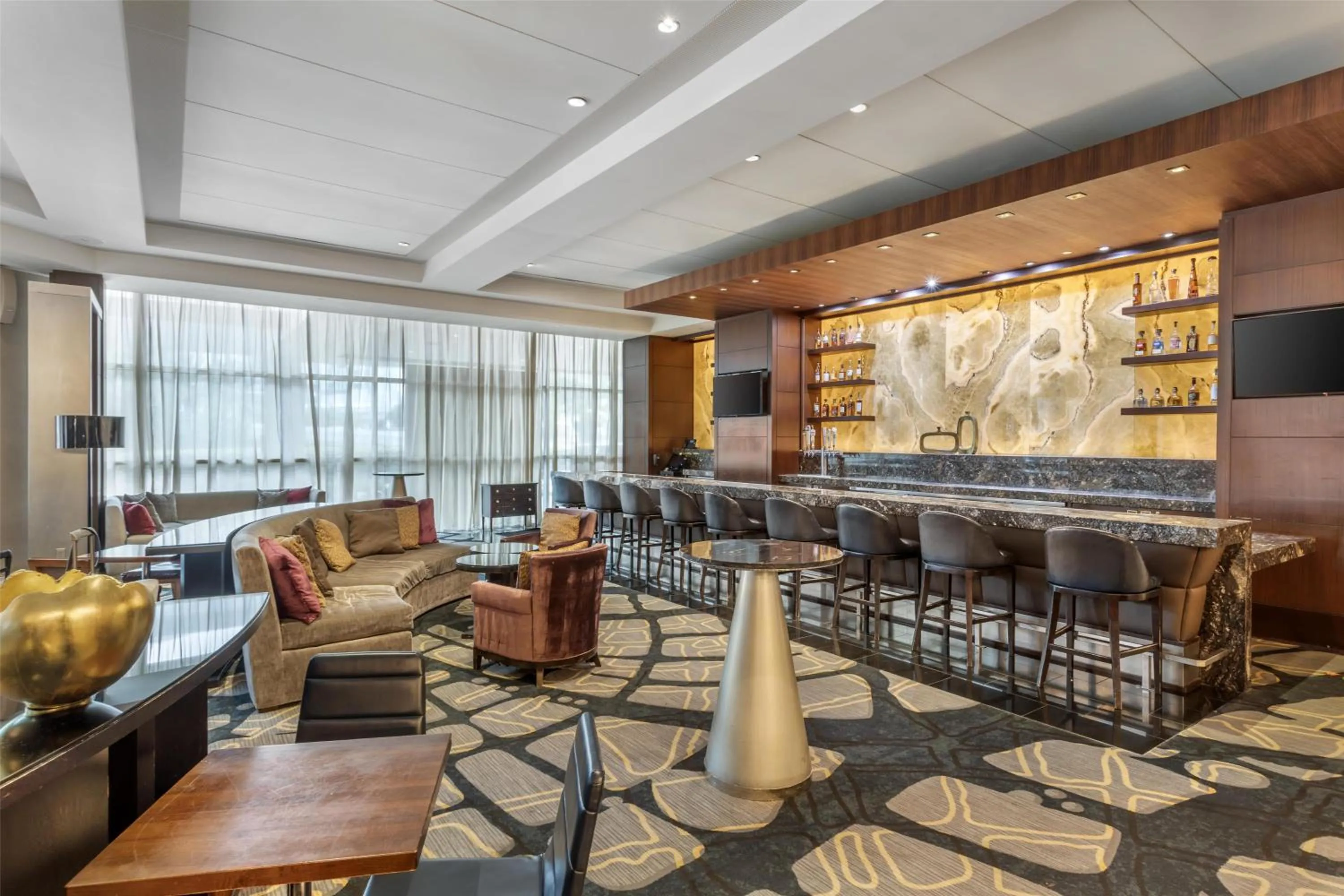 Lounge or bar in The Royal Sonesta Houston Galleria