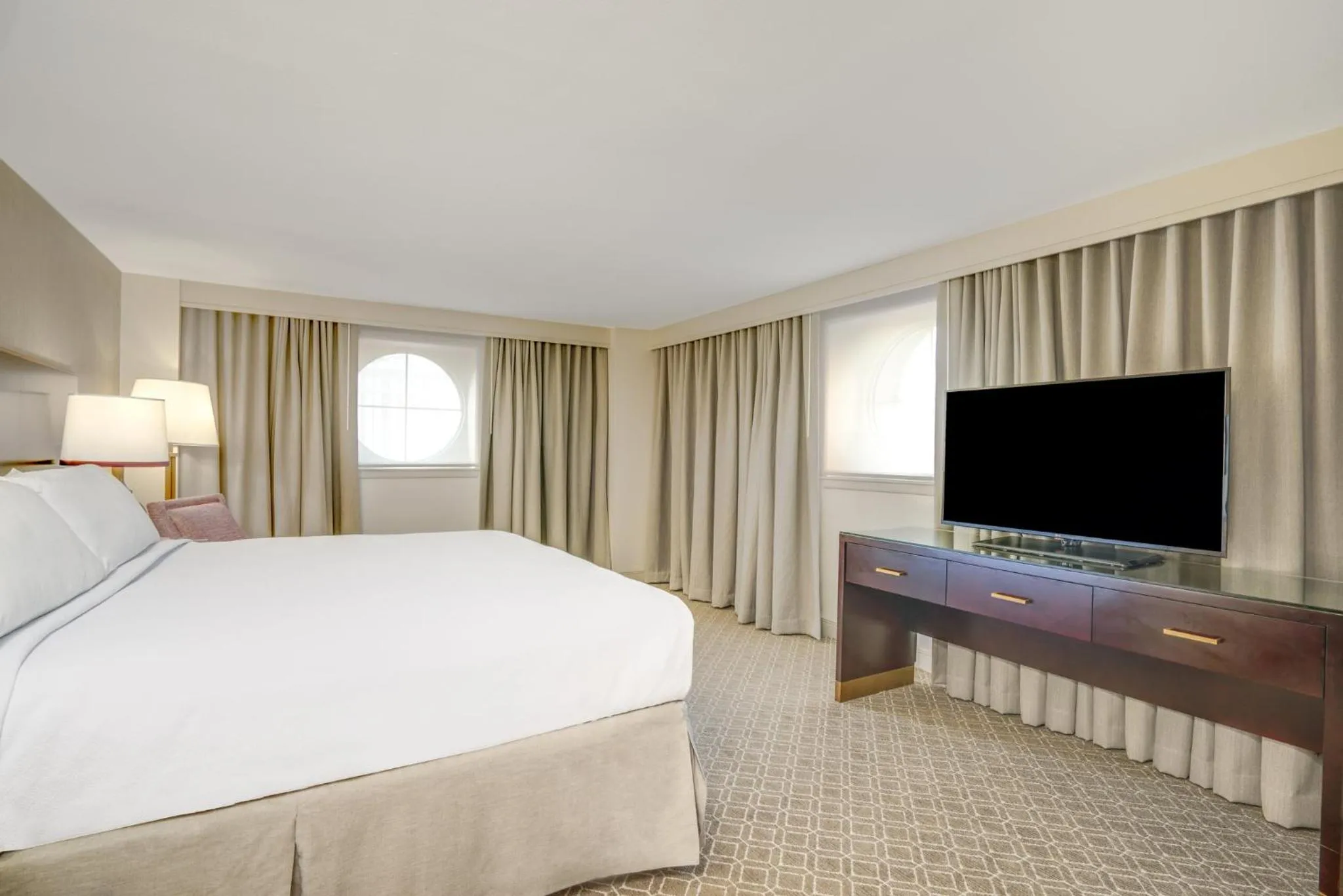 Photo of the whole room, Bed in Crowne Plaza New Orleans French Qtr - Astor by IHG