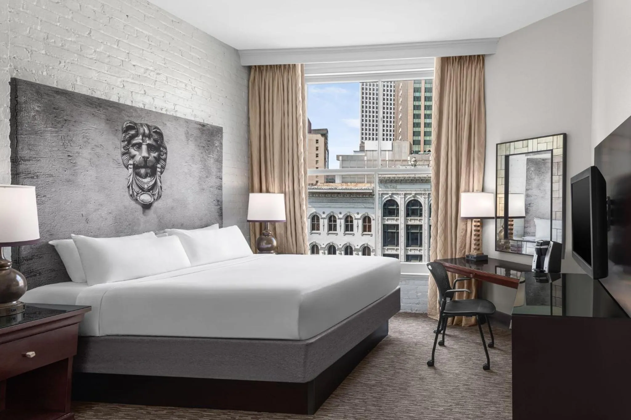 Photo of the whole room, Bed in Crowne Plaza New Orleans French Qtr - Astor by IHG