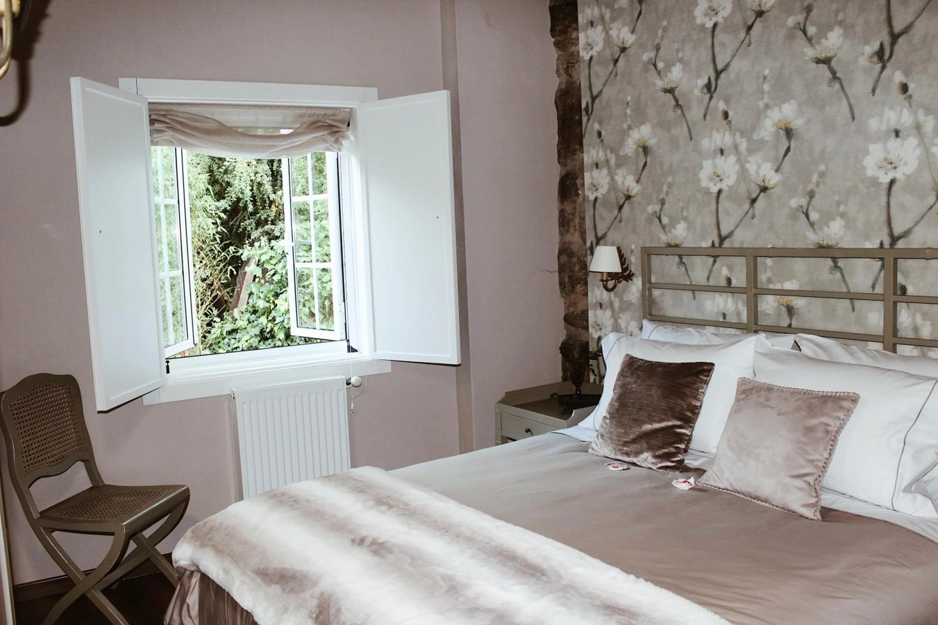 Bedroom in Eco Hotel Nos