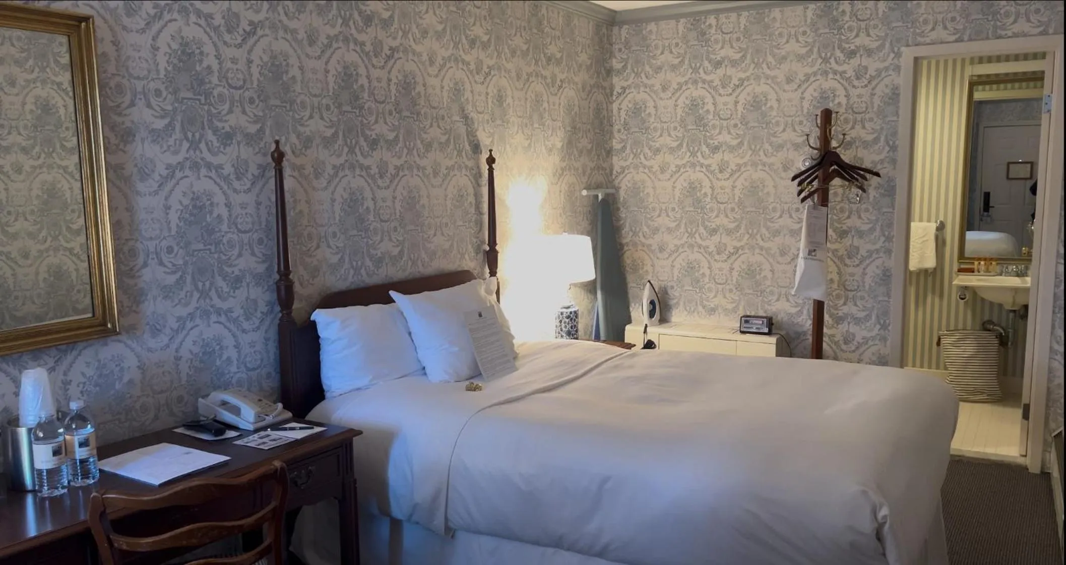 Bedroom, Bed in Avon Old Farms Hotel