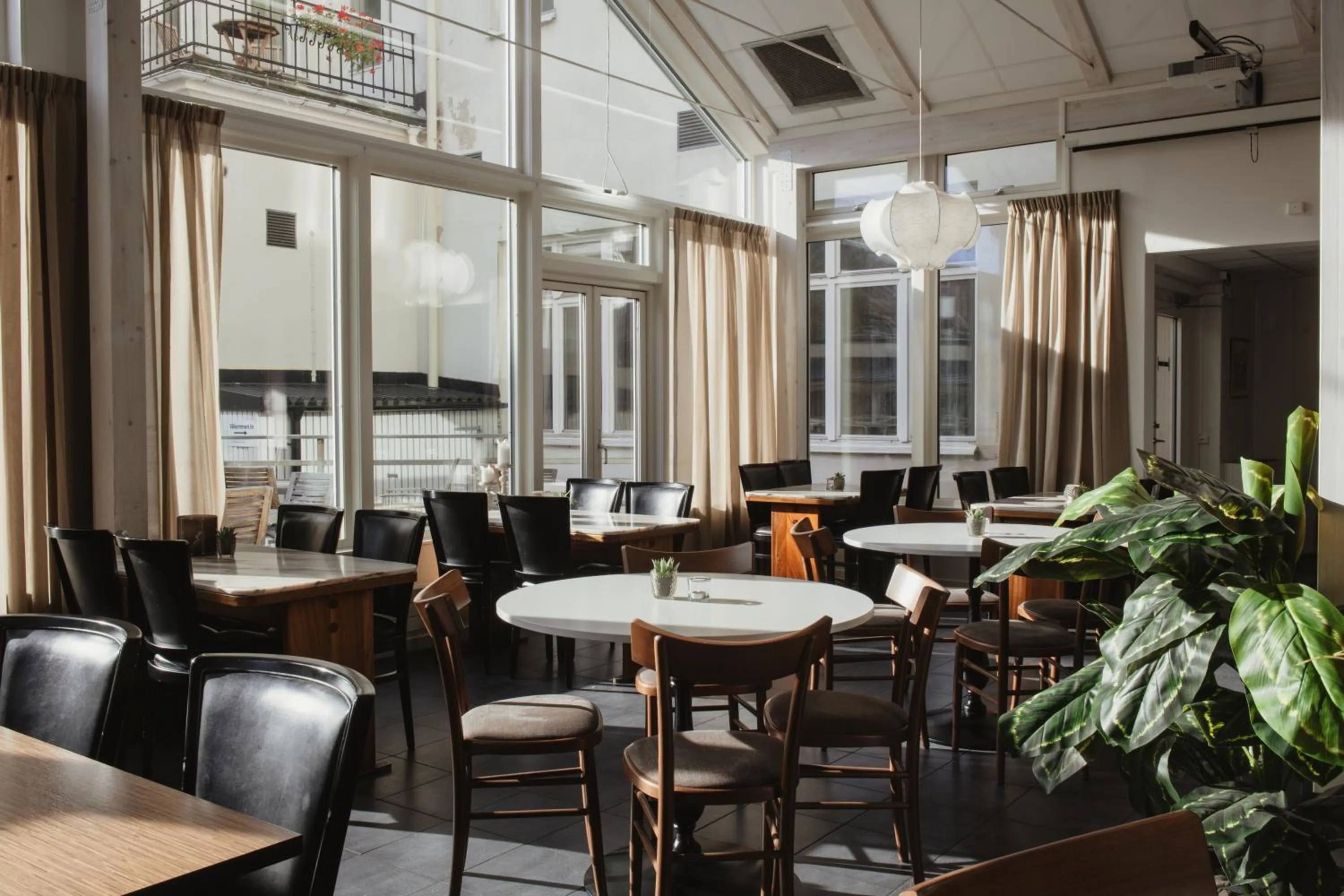 Restaurant/places to eat in Home Hotel Post