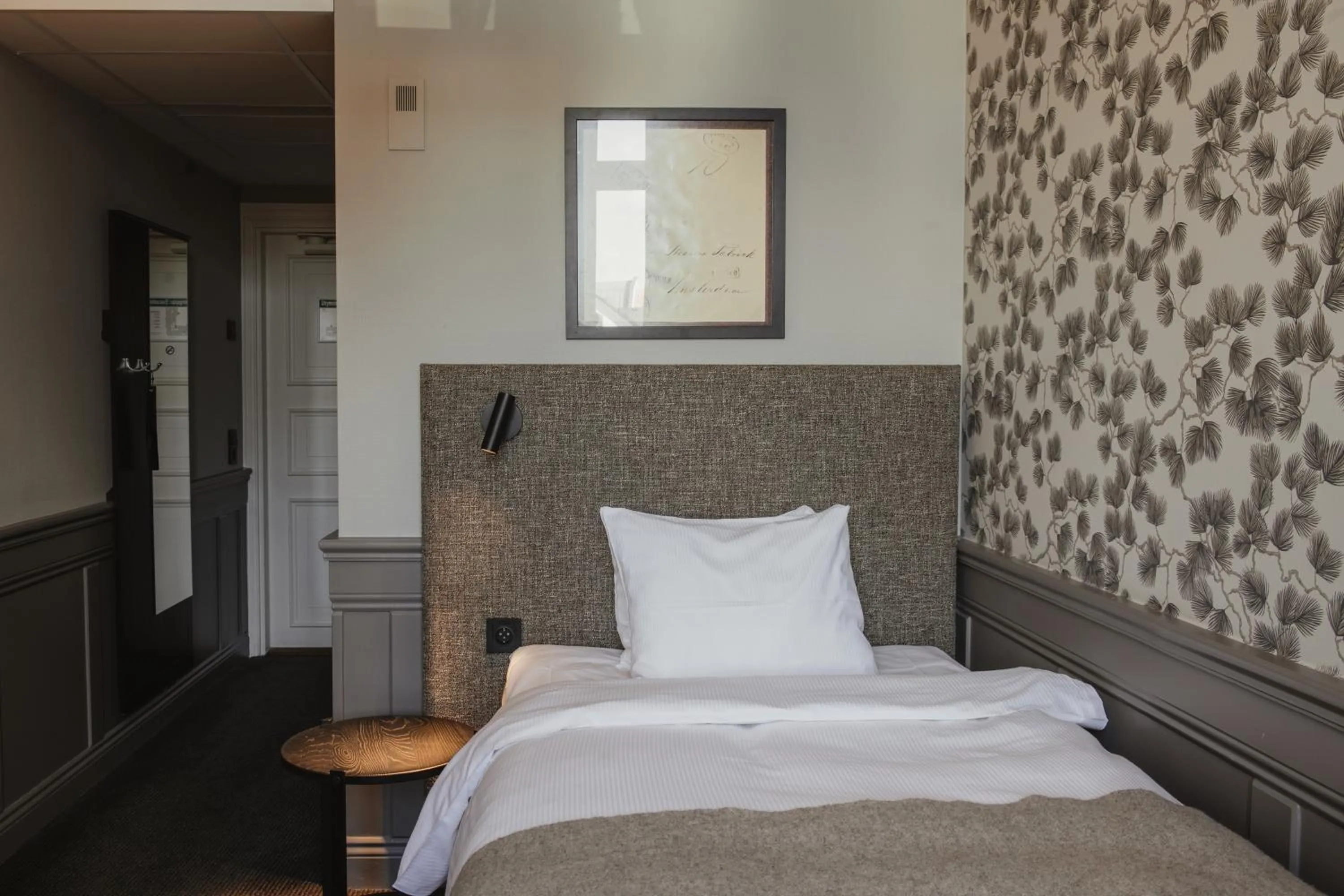 Bedroom, Bed in Home Hotel Post