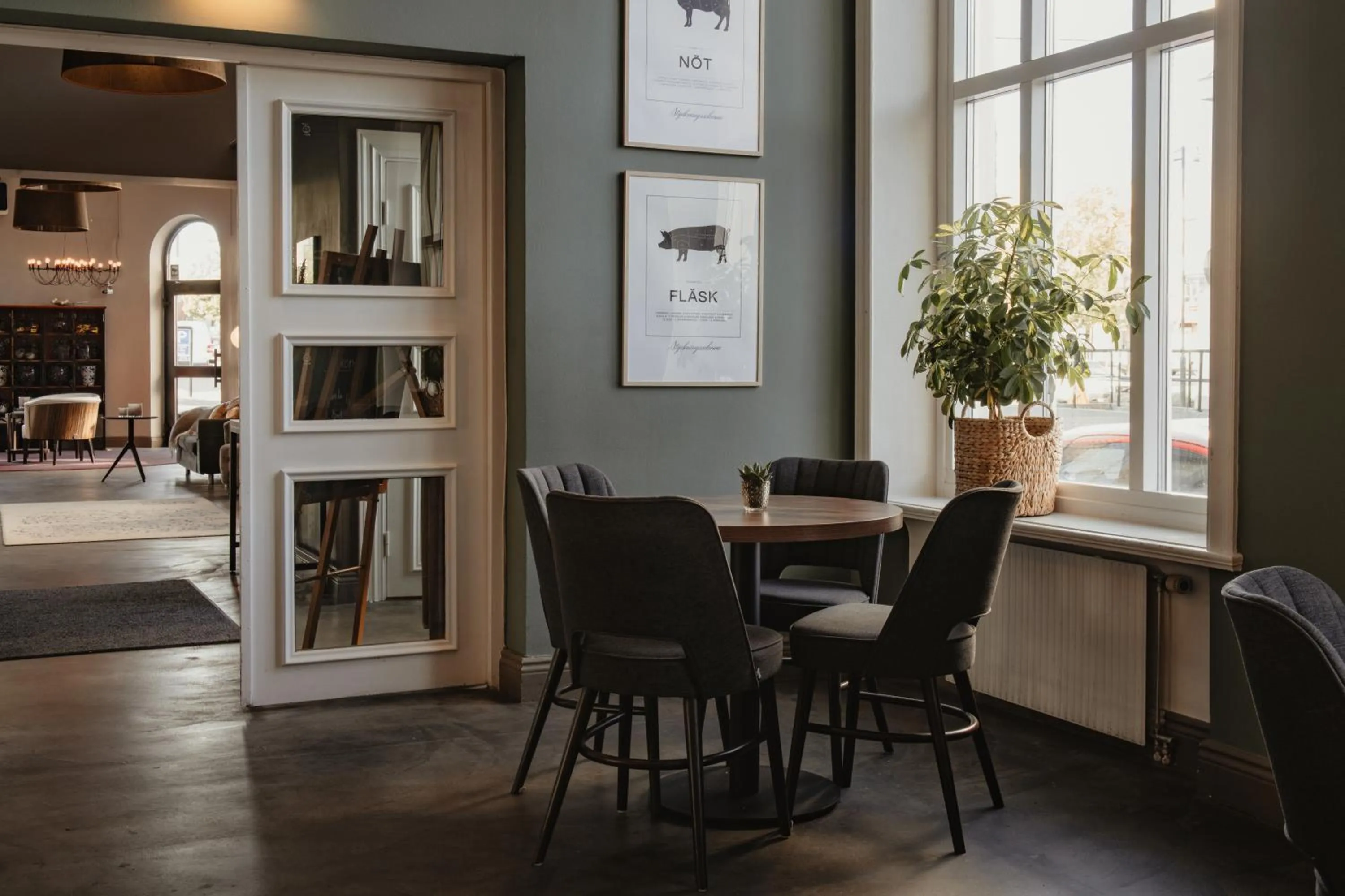 Restaurant/places to eat in Home Hotel Post