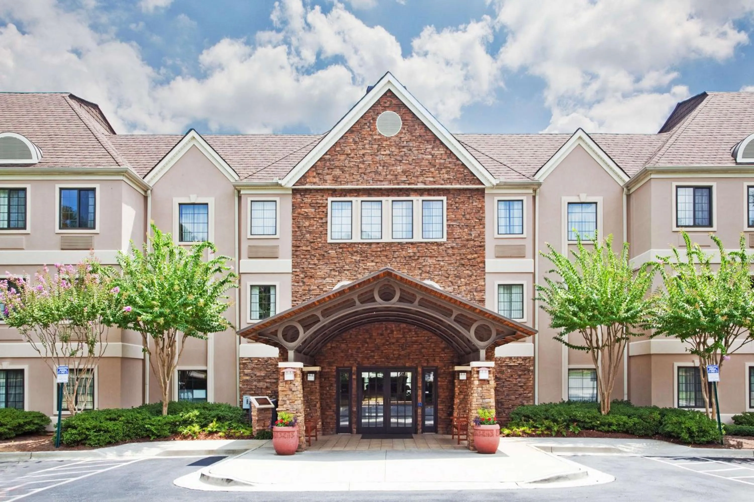 Property building in Sonesta ES Suites Atlanta Alpharetta Avalon