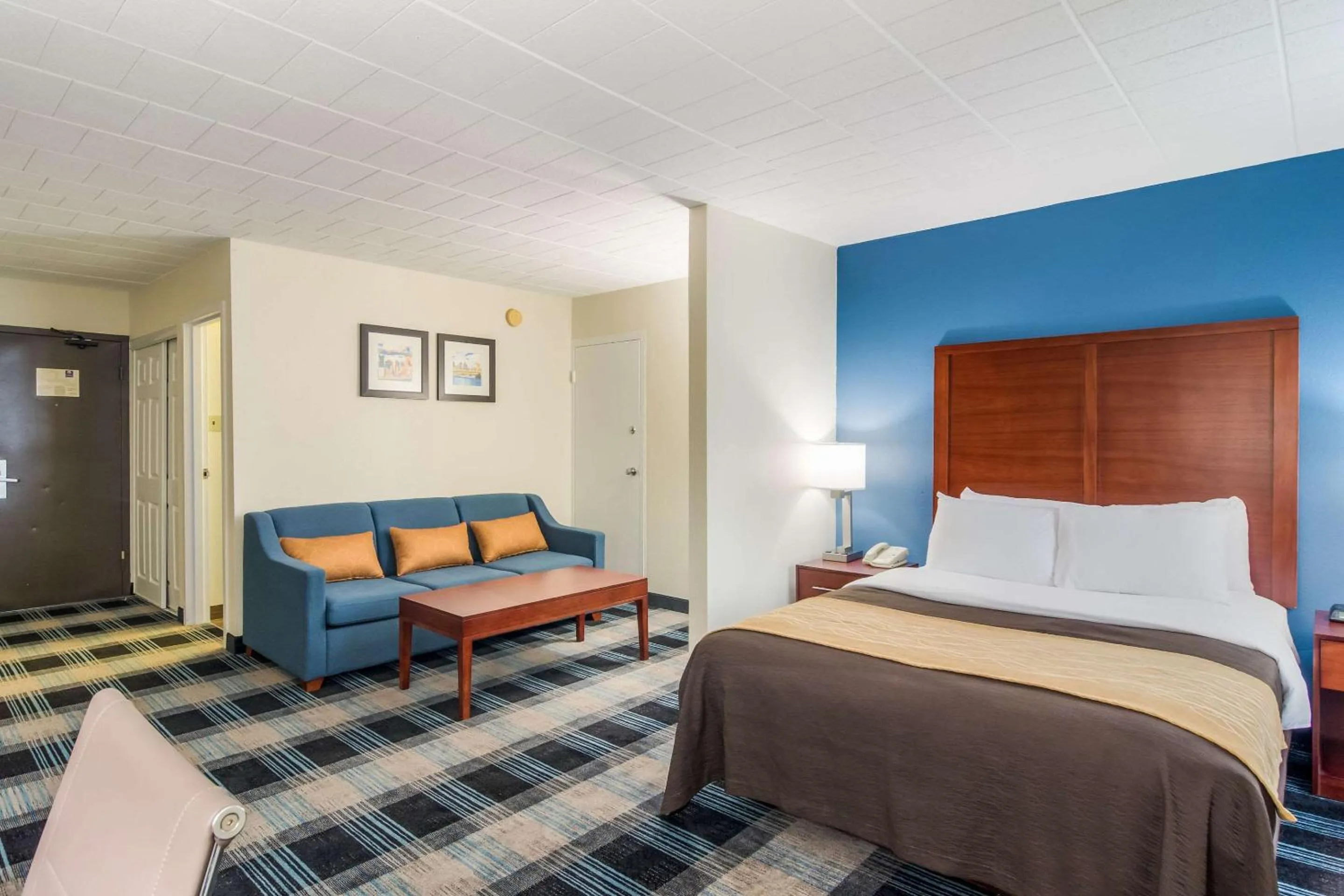 Photo of the whole room, Bed in Comfort Inn & Suites Pittsburgh Fox Chapel