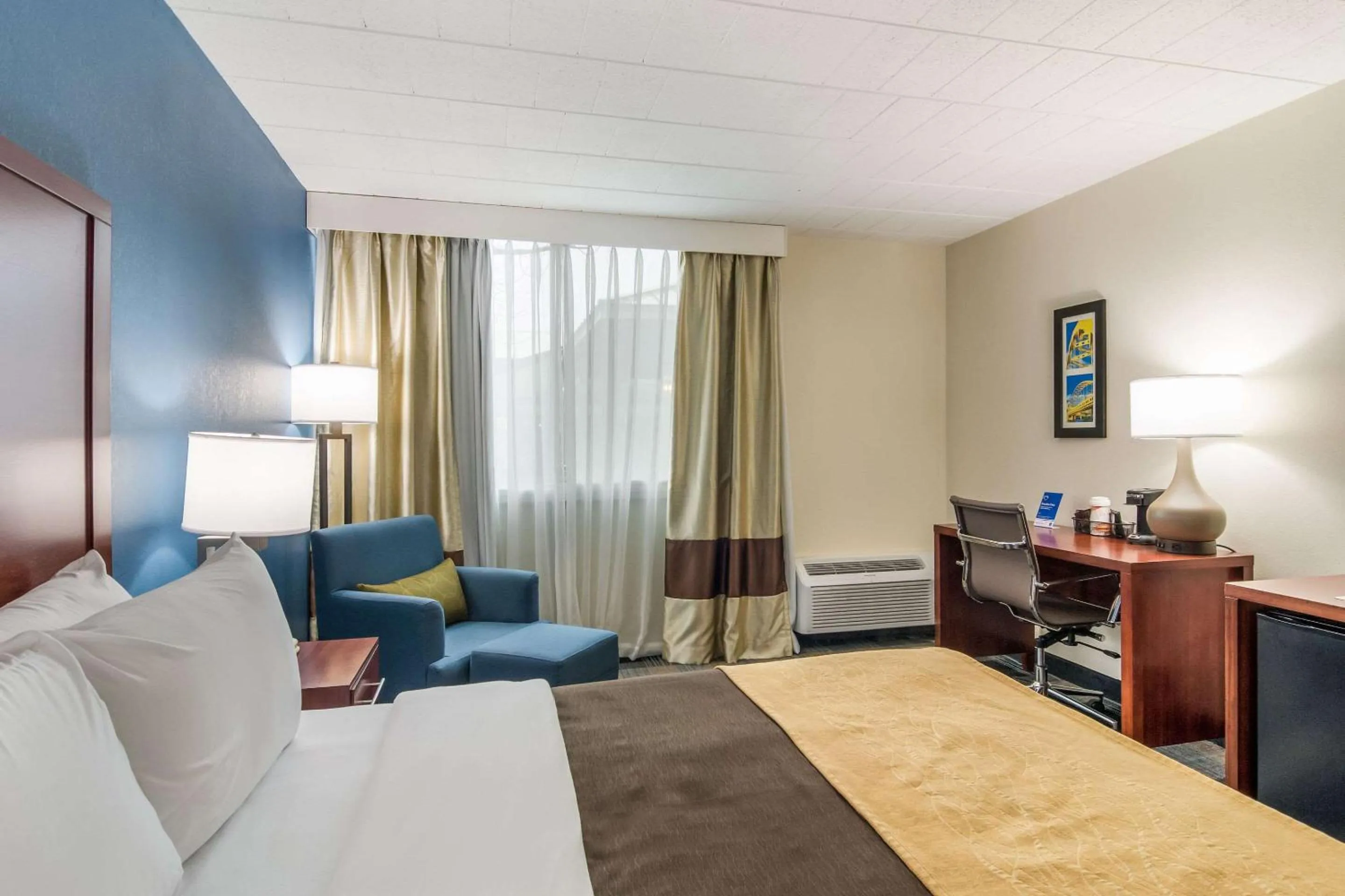 Photo of the whole room, Bed in Comfort Inn & Suites Pittsburgh Fox Chapel