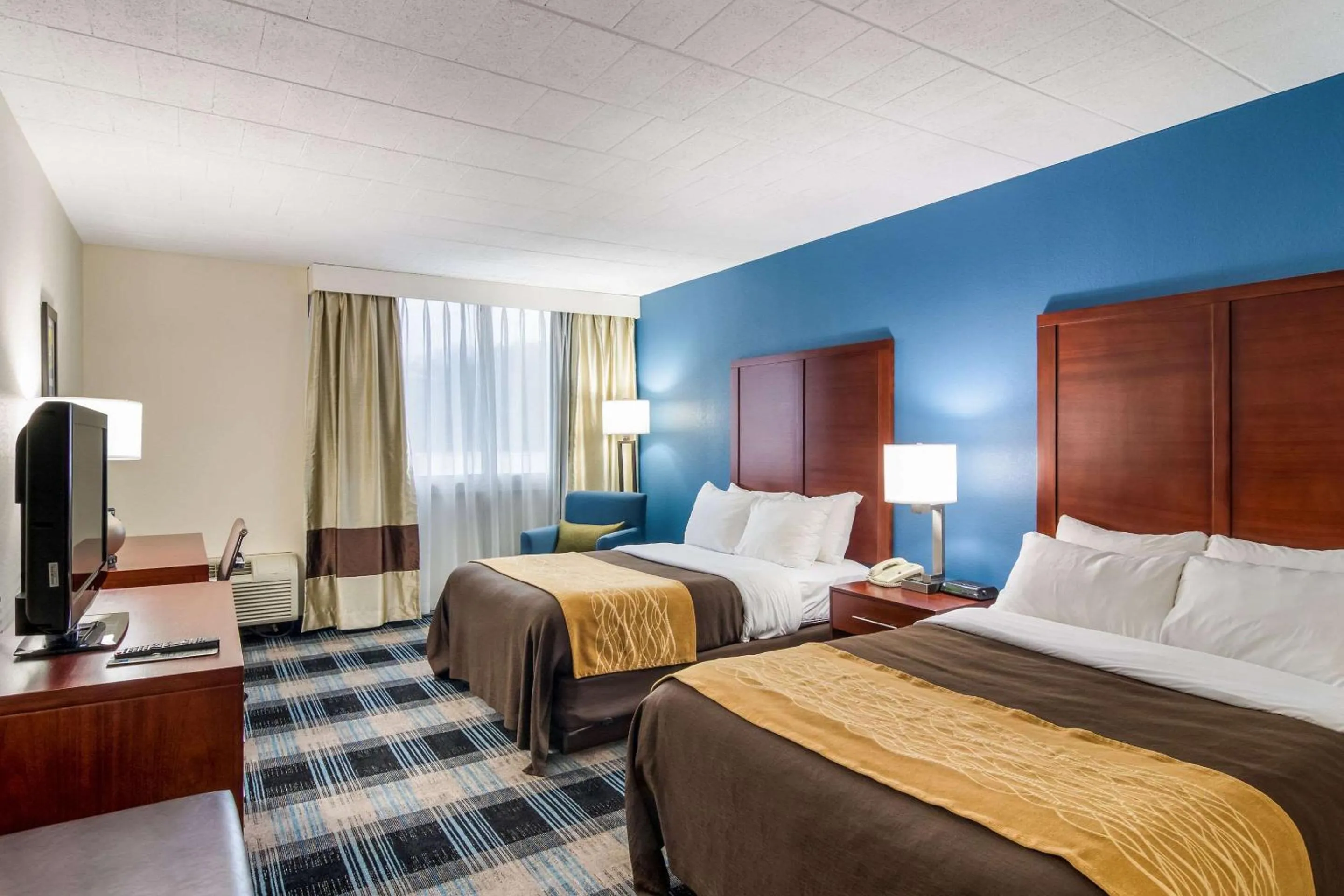 Photo of the whole room, Bed in Comfort Inn & Suites Pittsburgh Fox Chapel