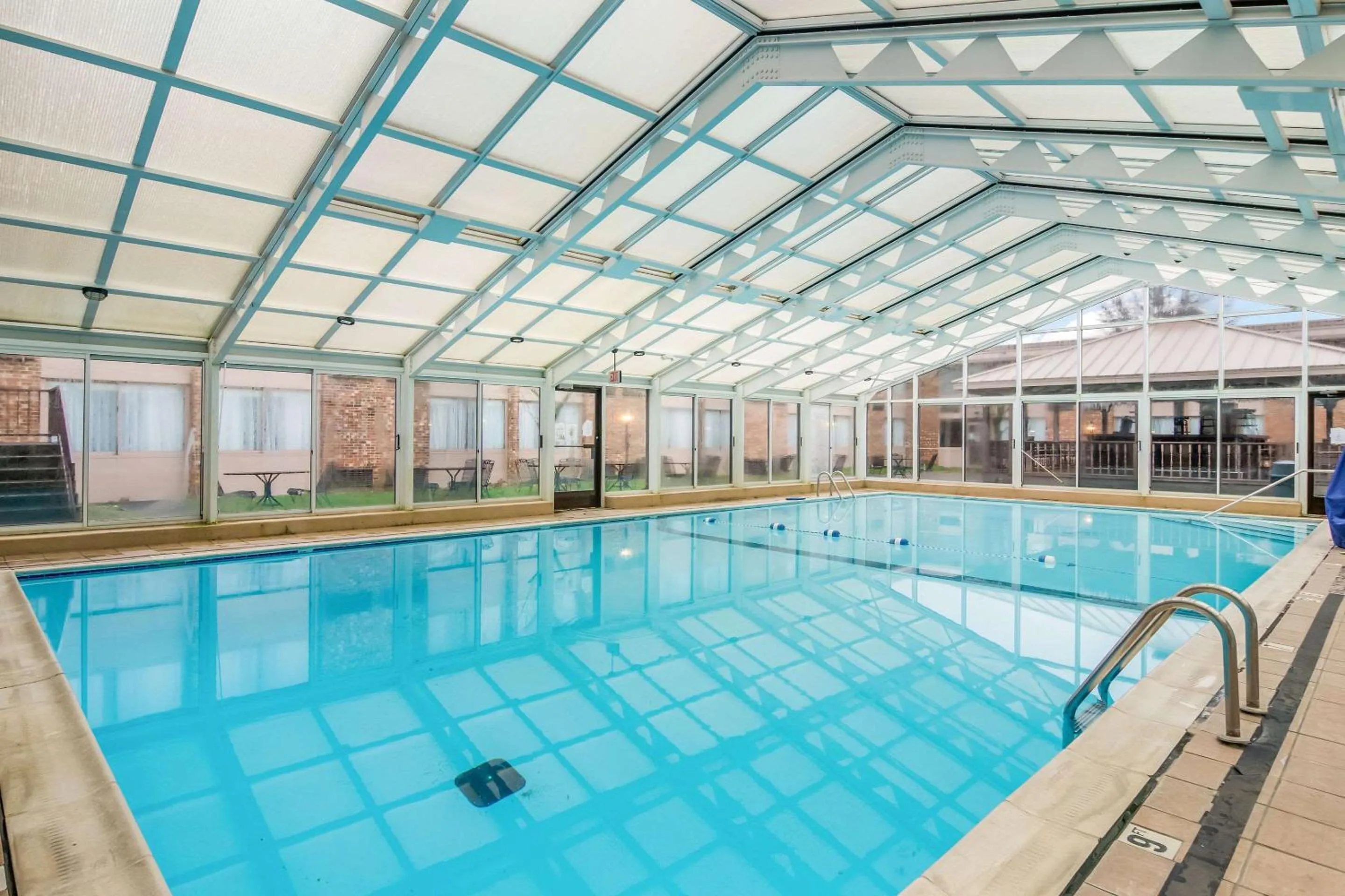 Swimming pool in Comfort Inn & Suites Pittsburgh Fox Chapel