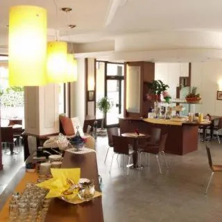 Restaurant/places to eat in Euro Hotel