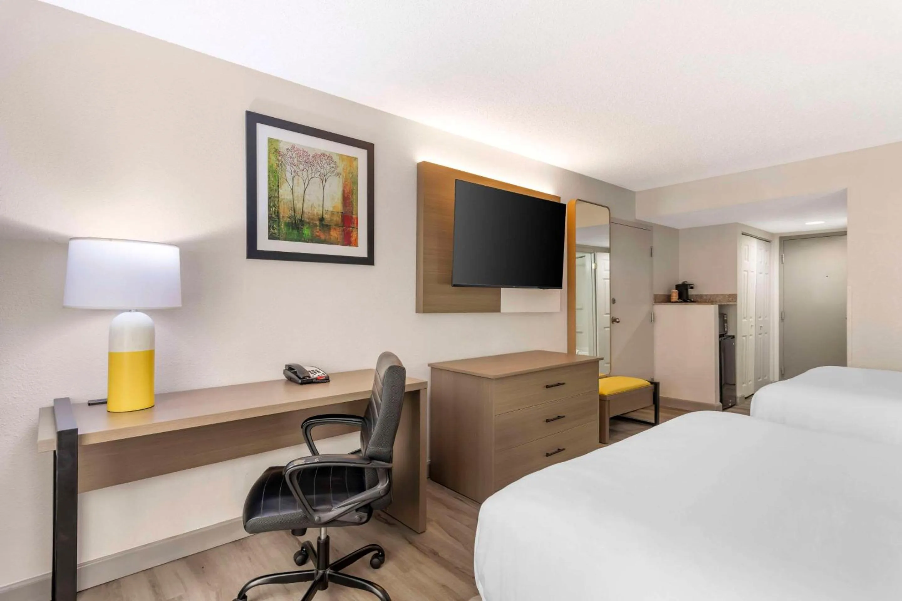 Bedroom, Bed in Comfort Inn Alpharetta-Atlanta North