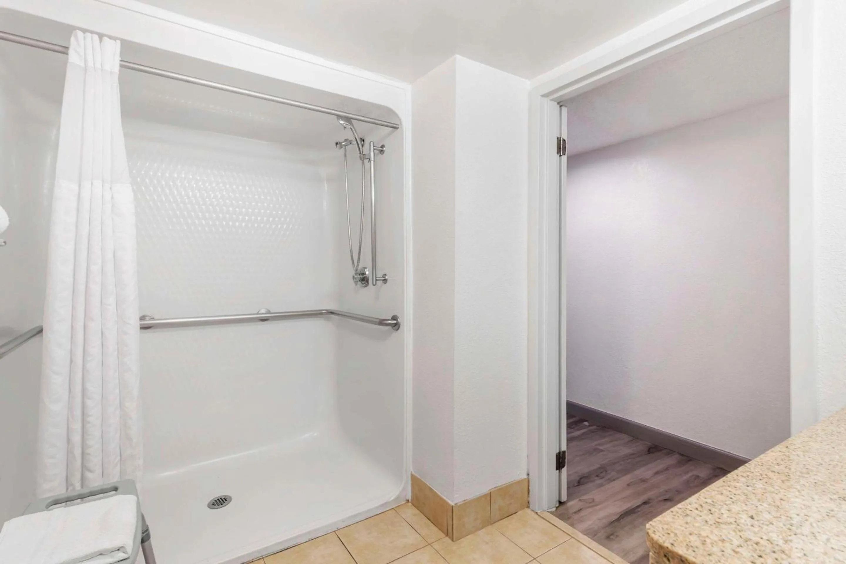 Shower, Bed in Comfort Inn Alpharetta-Atlanta North