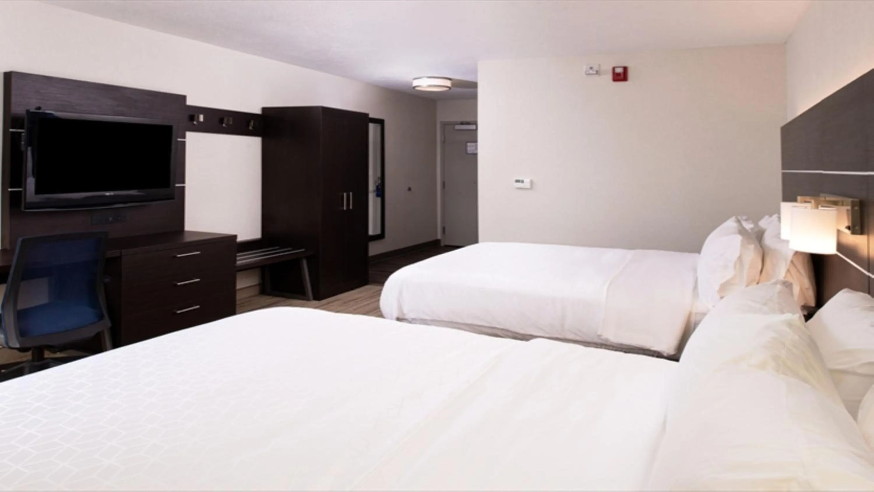 Photo of the whole room, Bed in Holiday Inn Express Cincinnati West by IHG