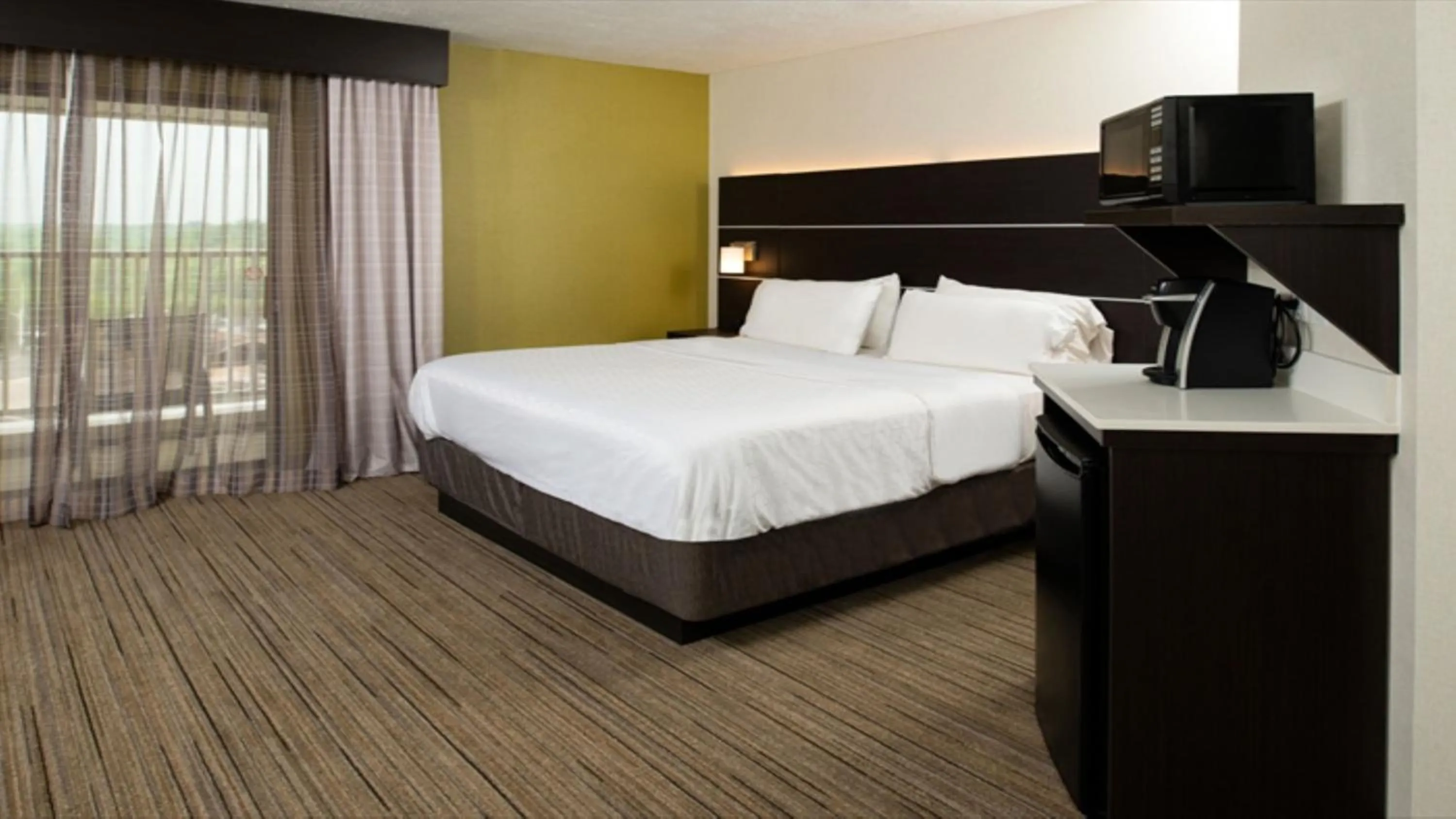 Photo of the whole room, Bed in Holiday Inn Express Cincinnati West by IHG