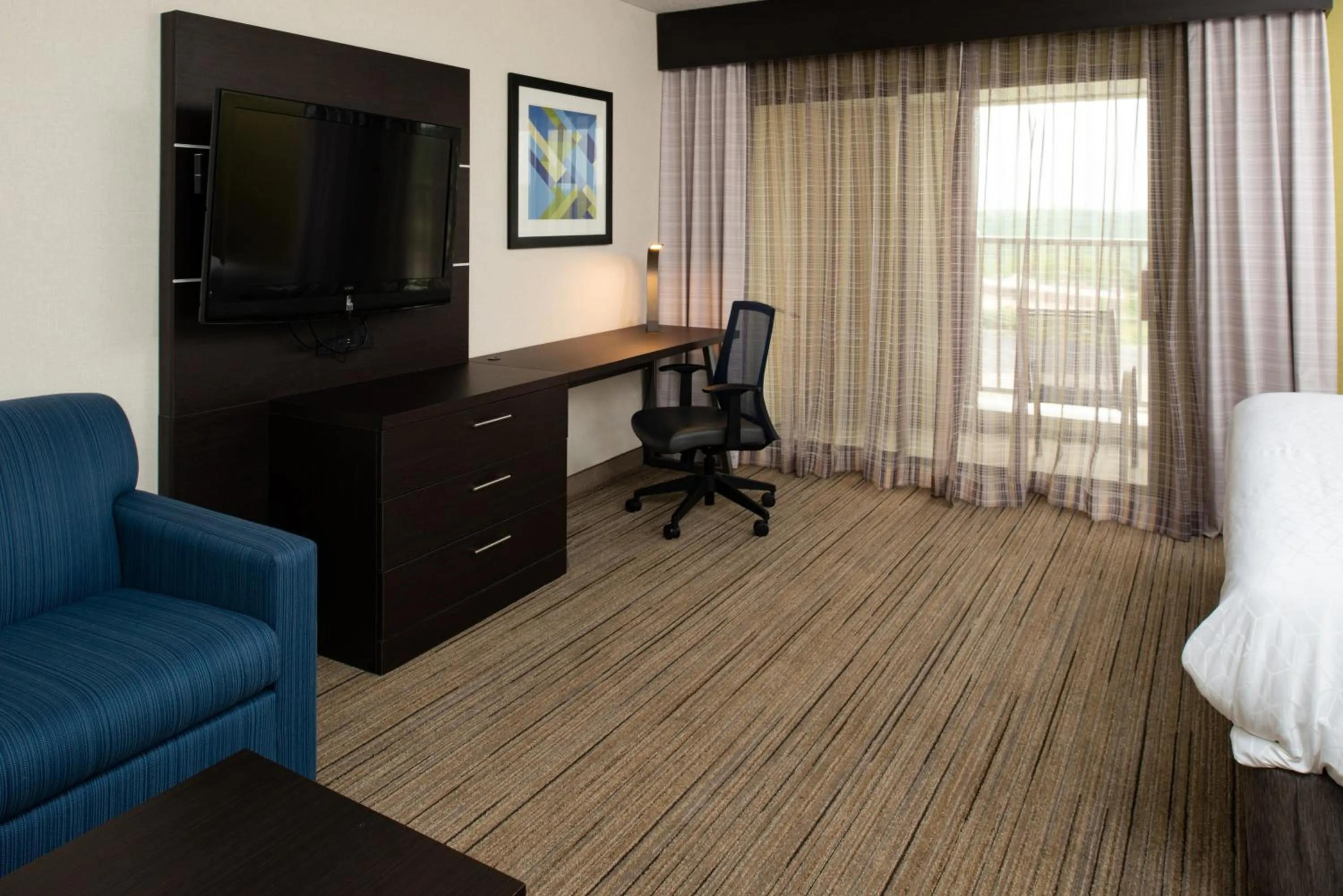 TV and multimedia in Holiday Inn Express Cincinnati West by IHG