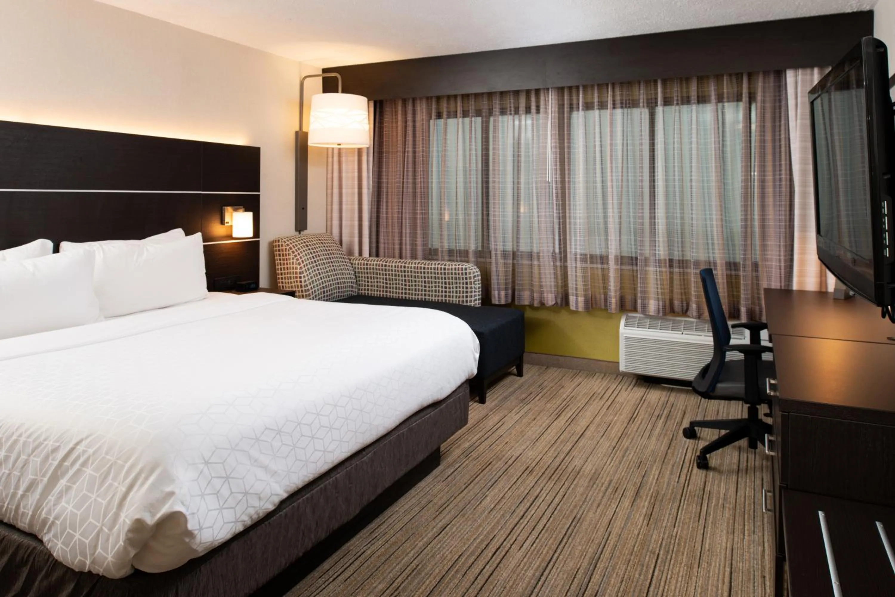 Bedroom, Bed in Holiday Inn Express Cincinnati West by IHG