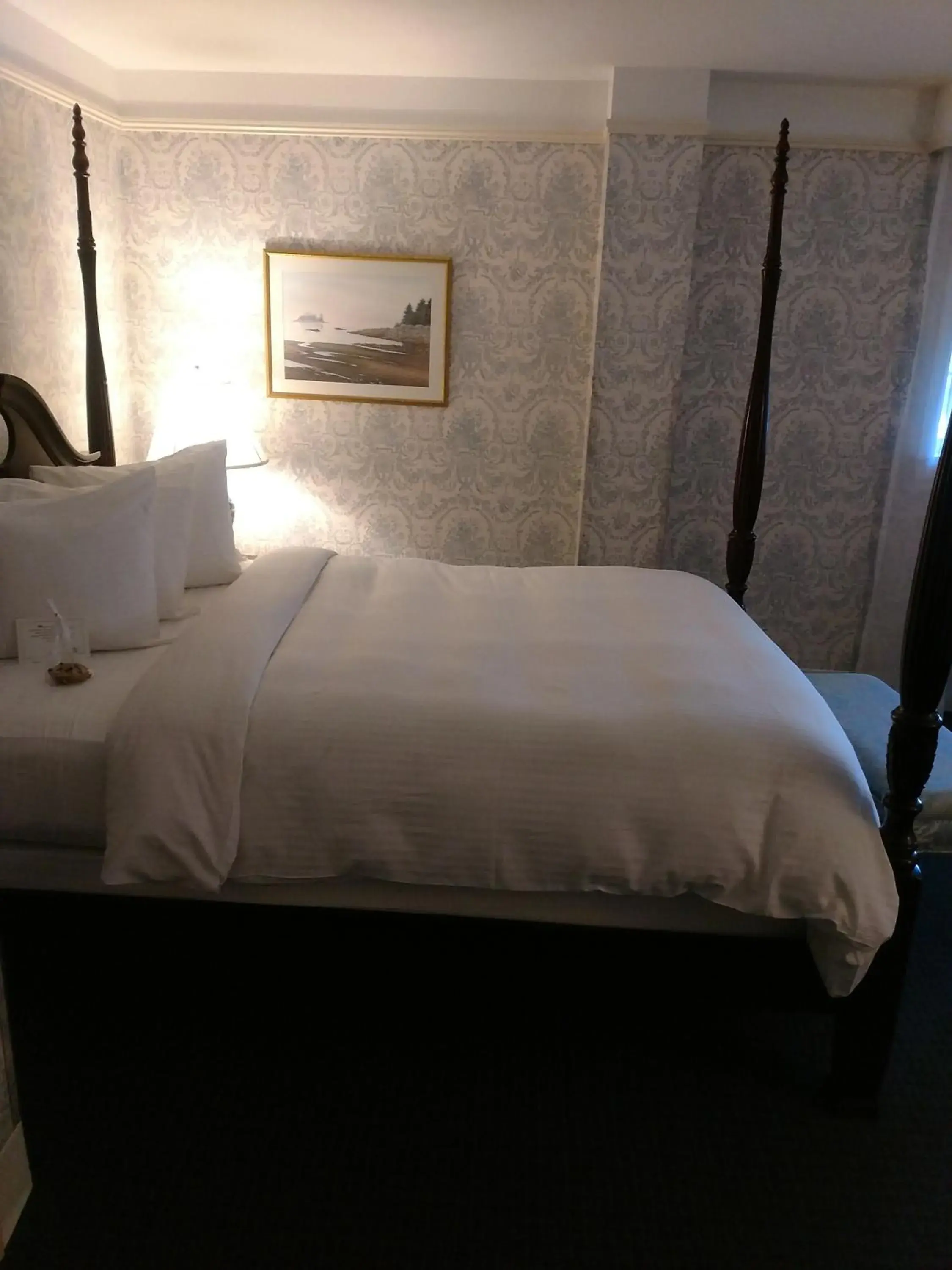 Deluxe Queen Room in The Simsbury Inn Deluxe Queen Room in The Simsbury Inn