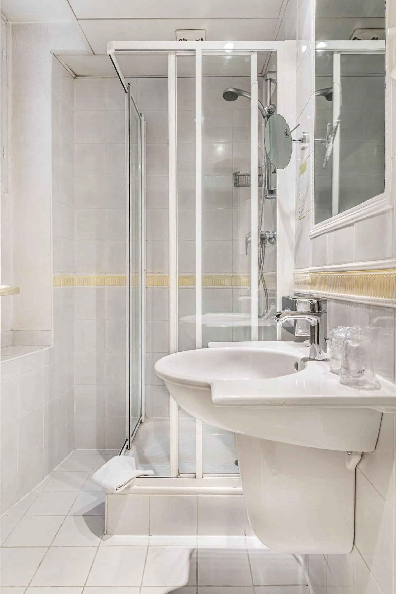 Bathroom in Courcelles Médéric