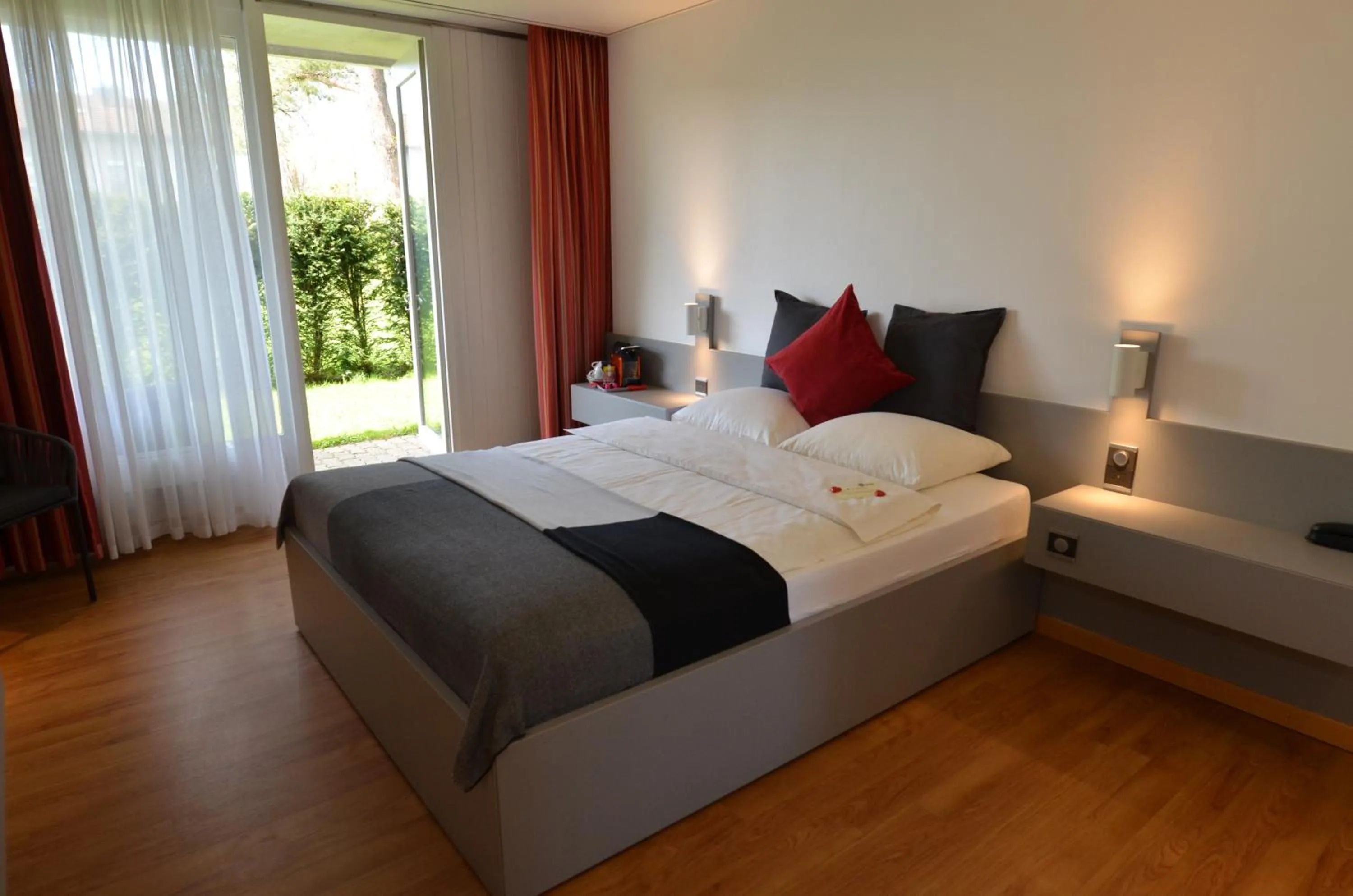 Bedroom, Bed in Hotel Egerkingen, idealer Zwischenstopp
