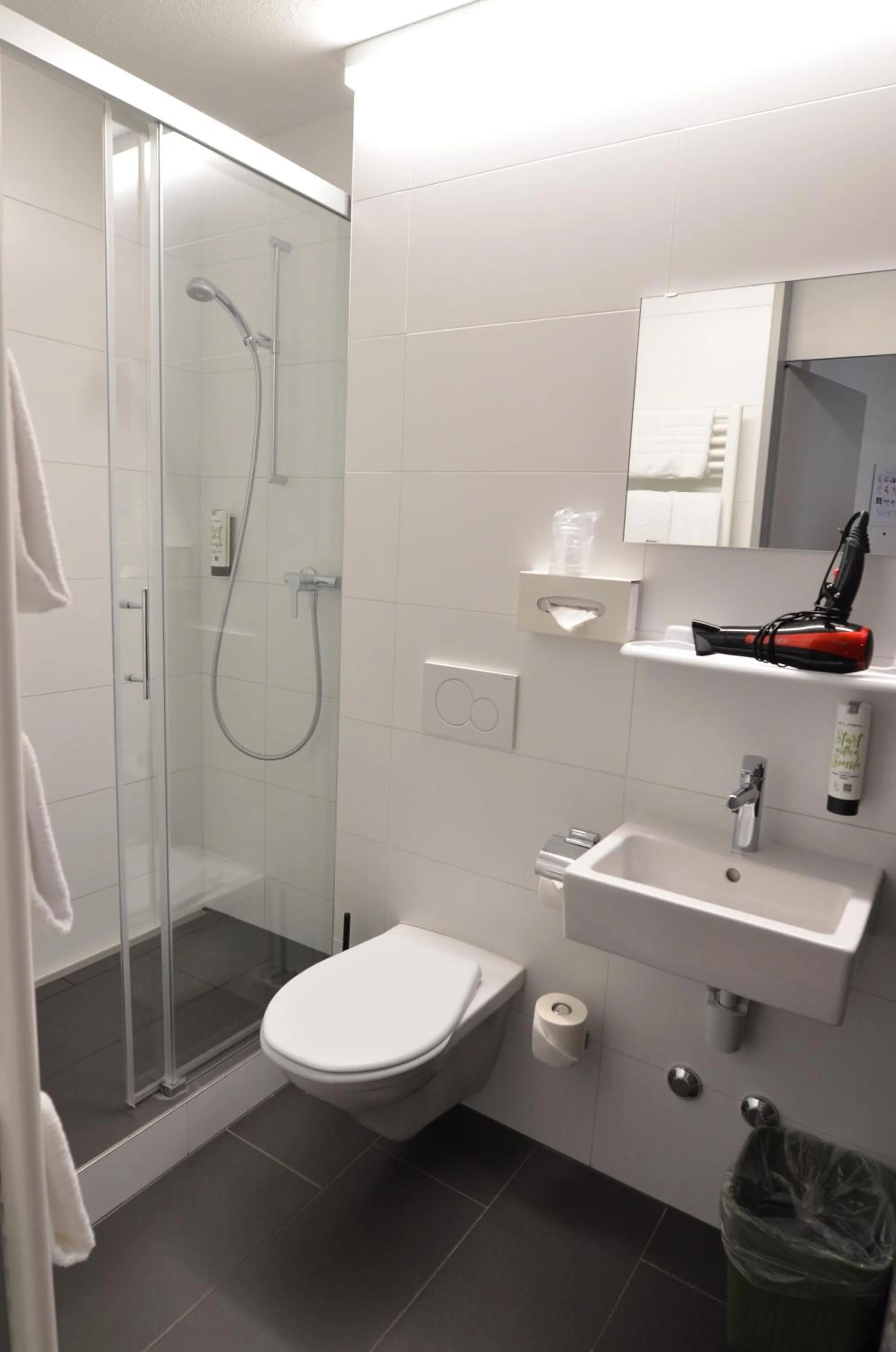 Bathroom in Hotel Egerkingen, idealer Zwischenstopp