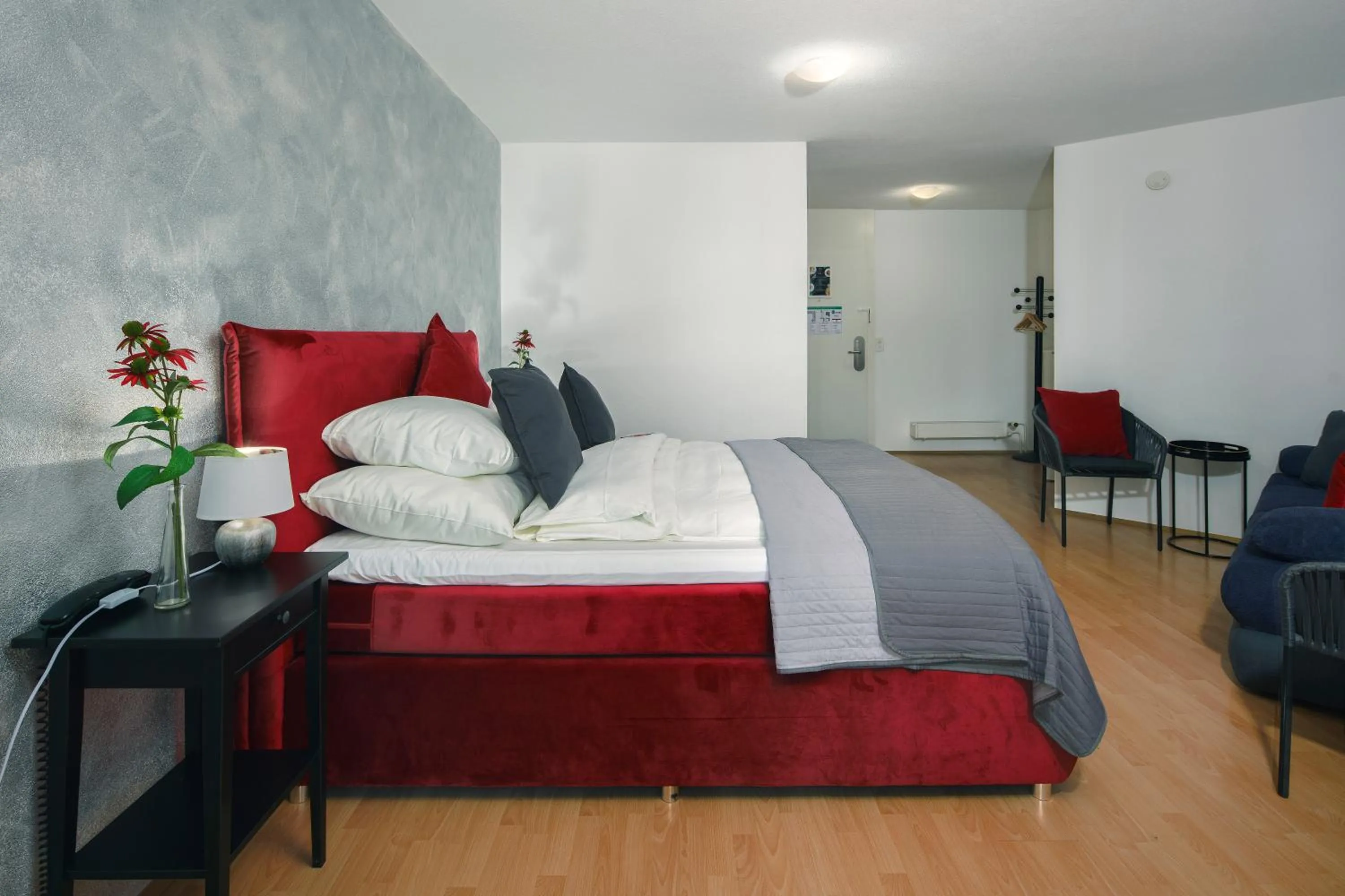 Bedroom, Bed in Hotel Egerkingen, idealer Zwischenstopp