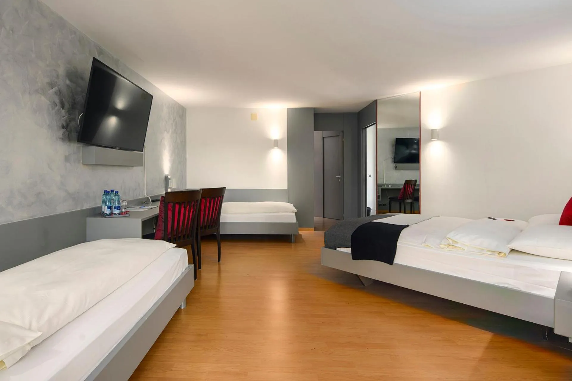 Bedroom, Bed in Hotel Egerkingen, idealer Zwischenstopp