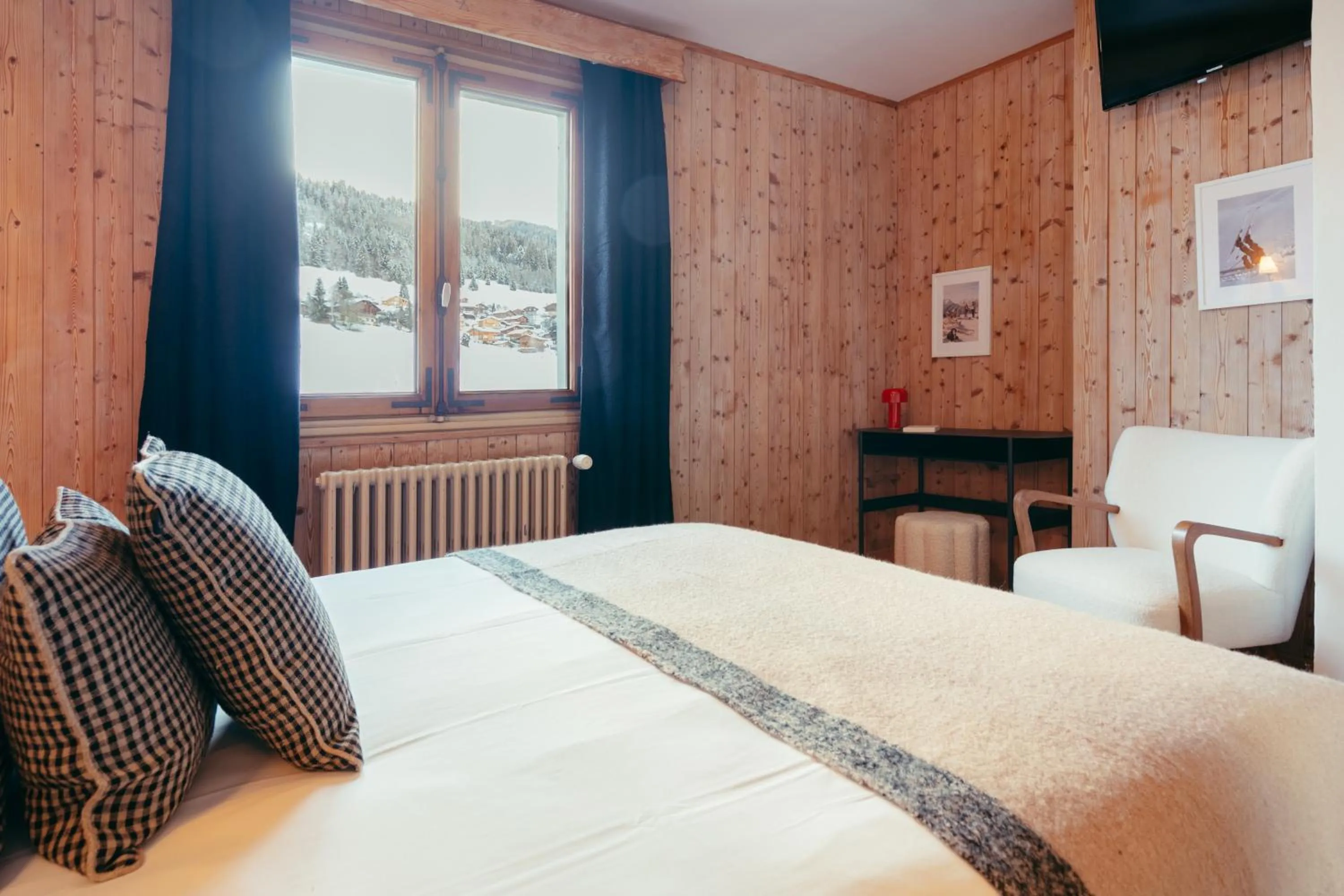 Photo of the whole room, Bed in Hôtel Le Caprice Des Neiges Combloux