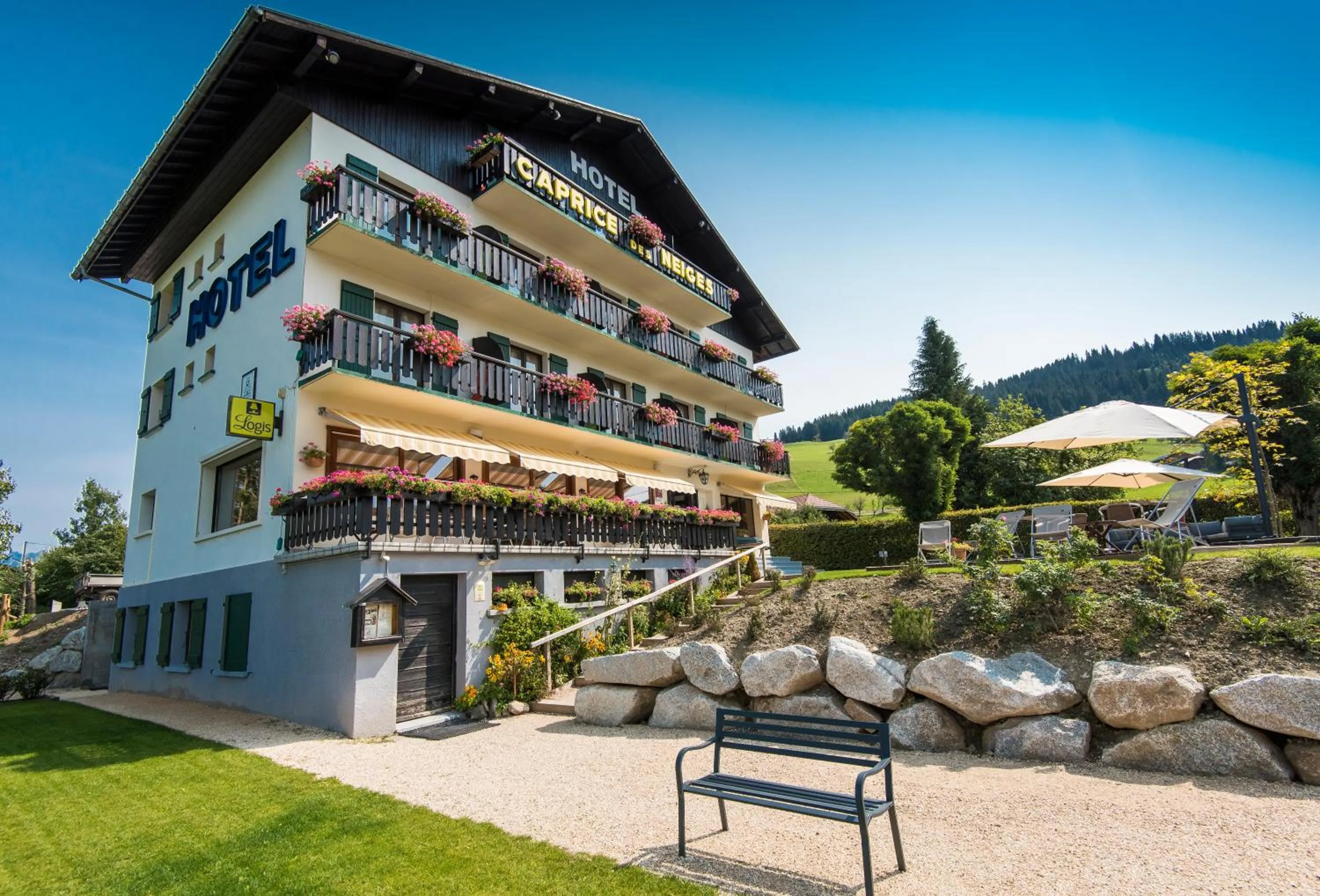 Facade/entrance in Hôtel Le Caprice Des Neiges Combloux