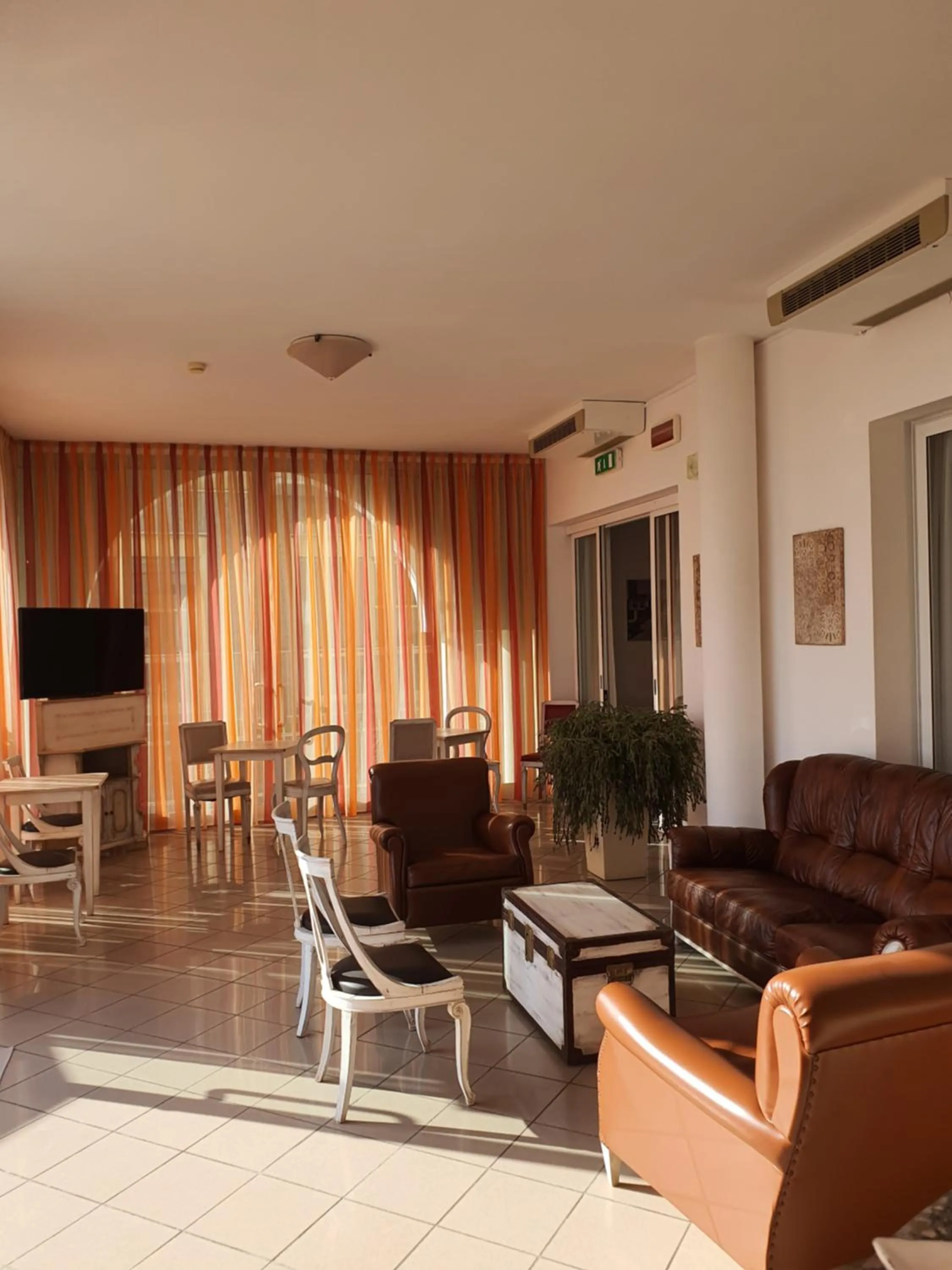 Communal lounge/ TV room in Hotel Villa Esedra