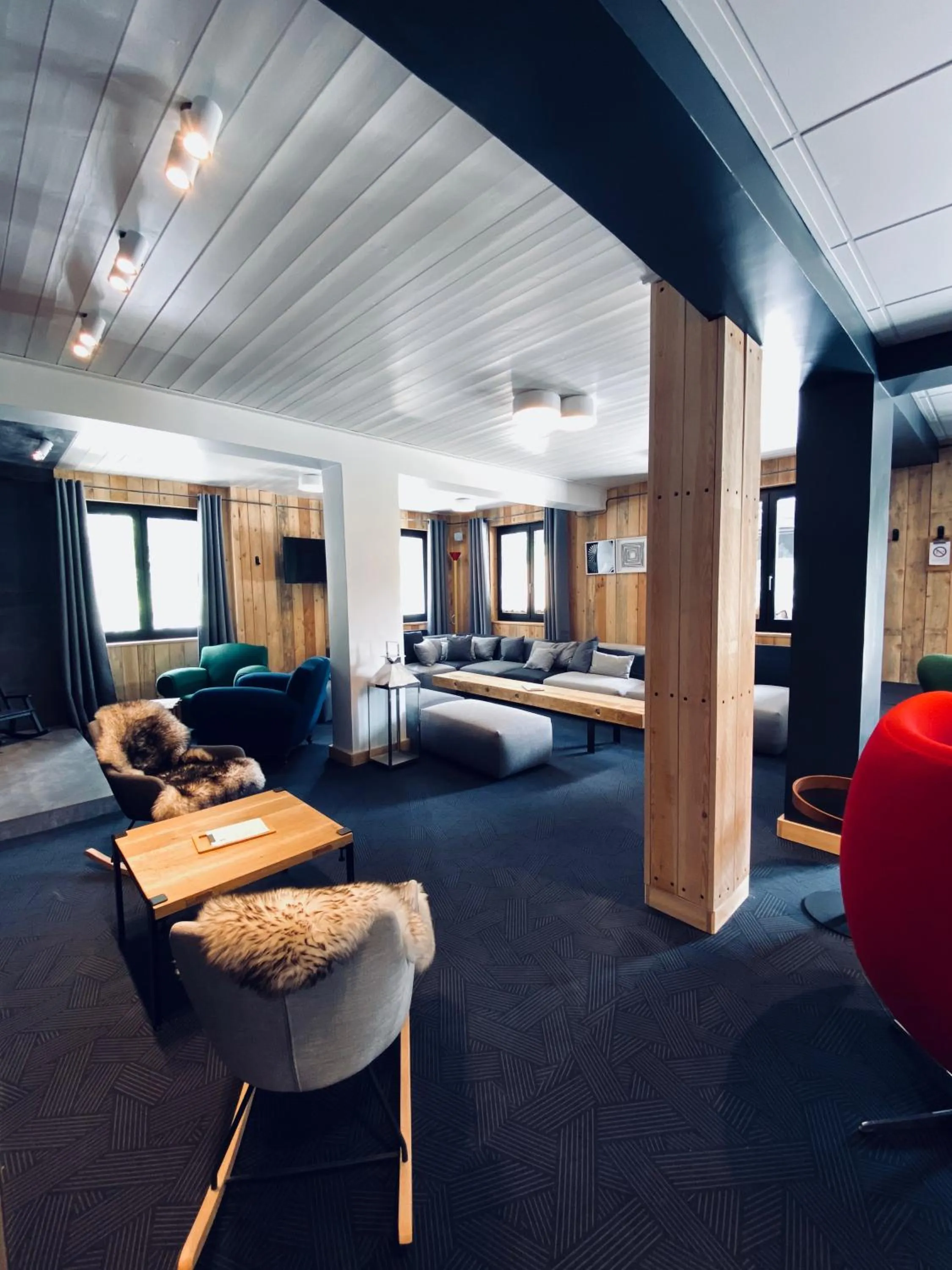 Living room, Bed in Hôtel 16 | 150 Montagne & Spa Nuxe