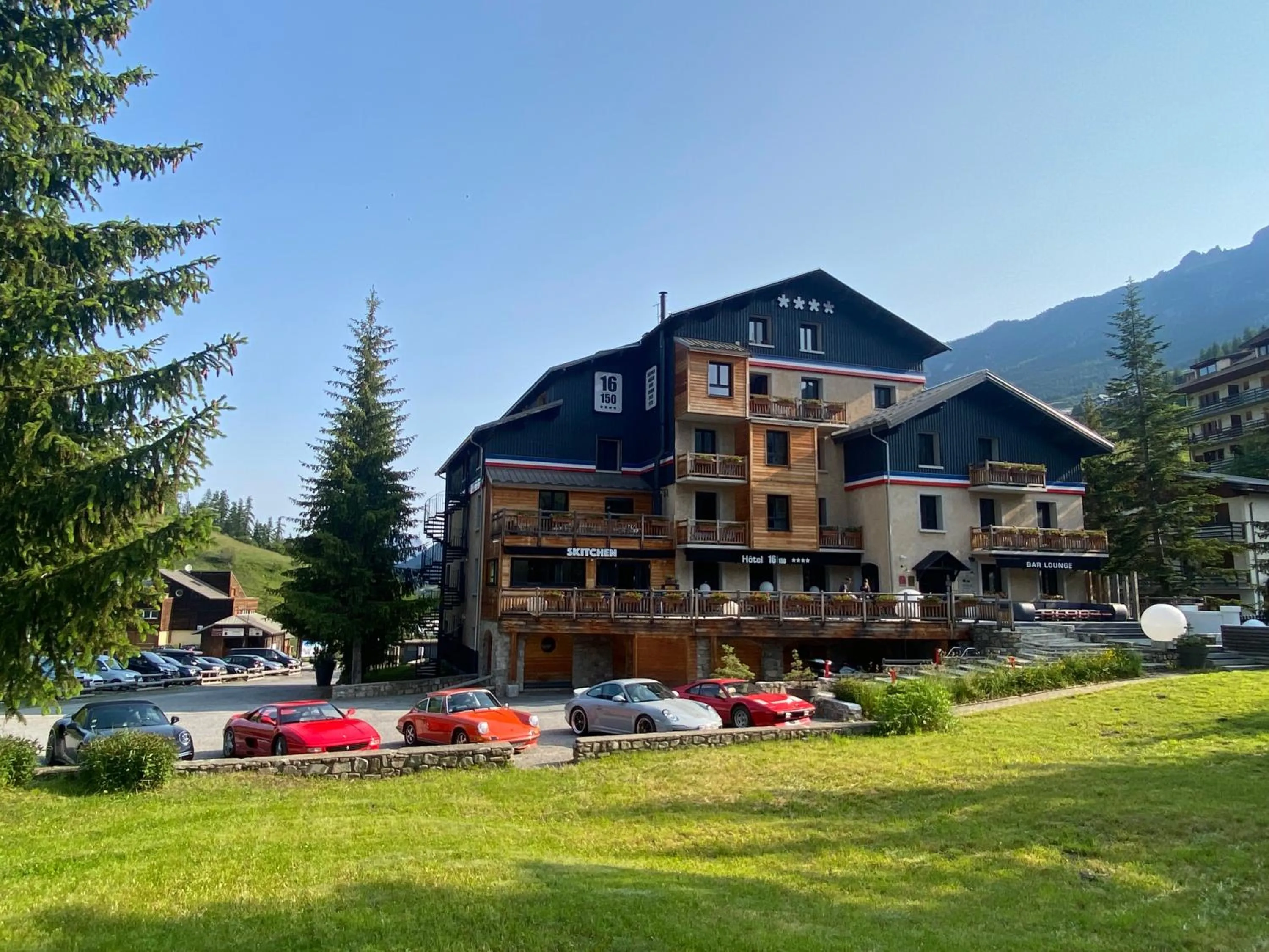Parking in Hôtel 16 | 150 Montagne & Spa Nuxe