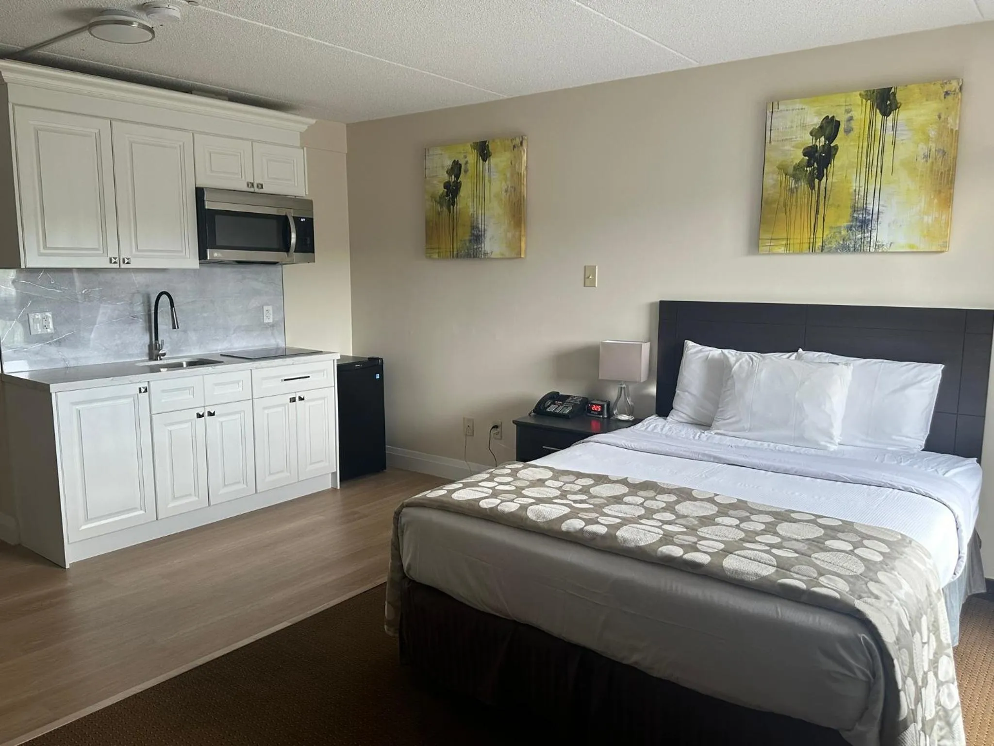 Bedroom, Bed in River Rapids Inn