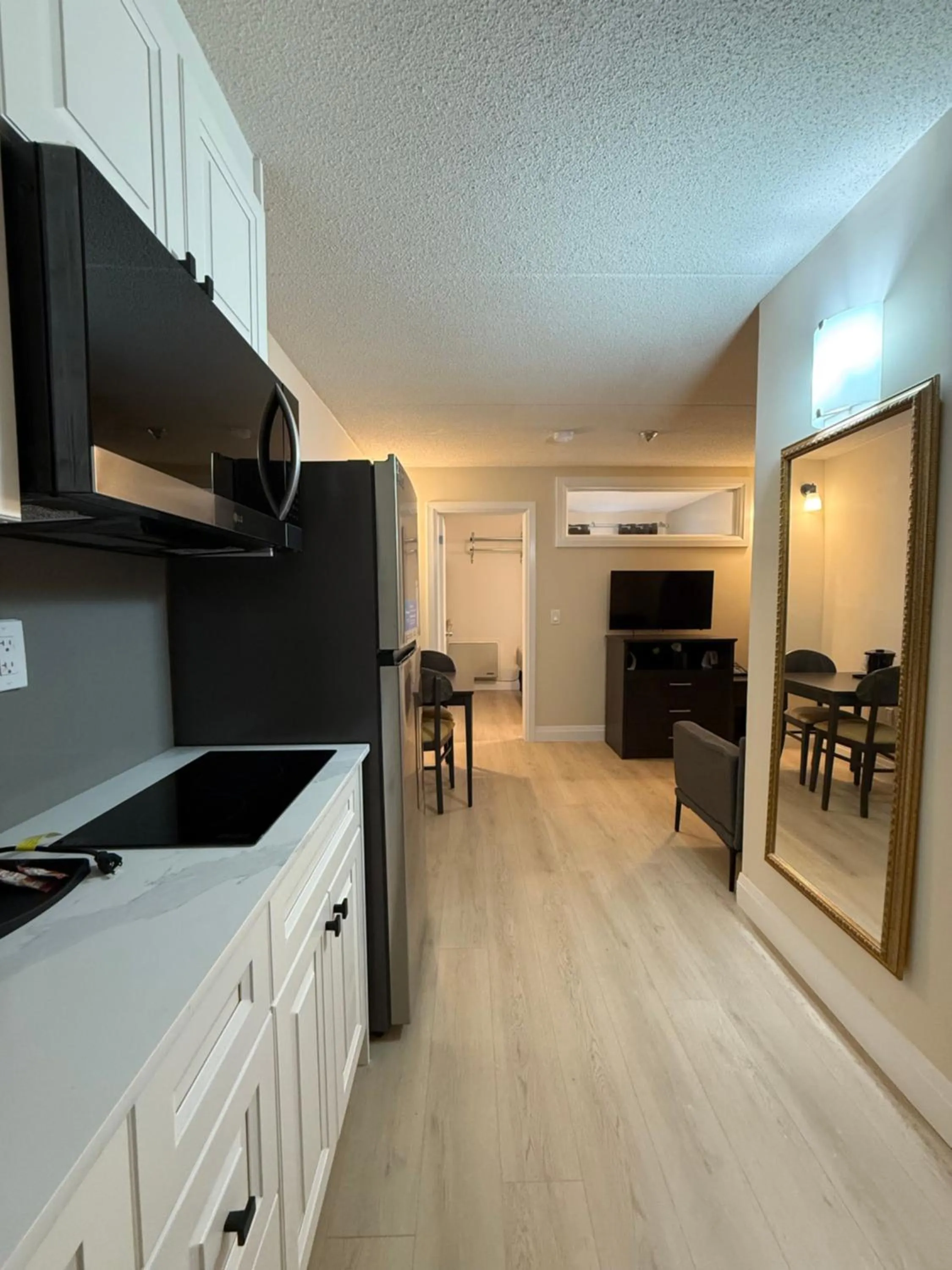 Kitchen or kitchenette in River Rapids Inn