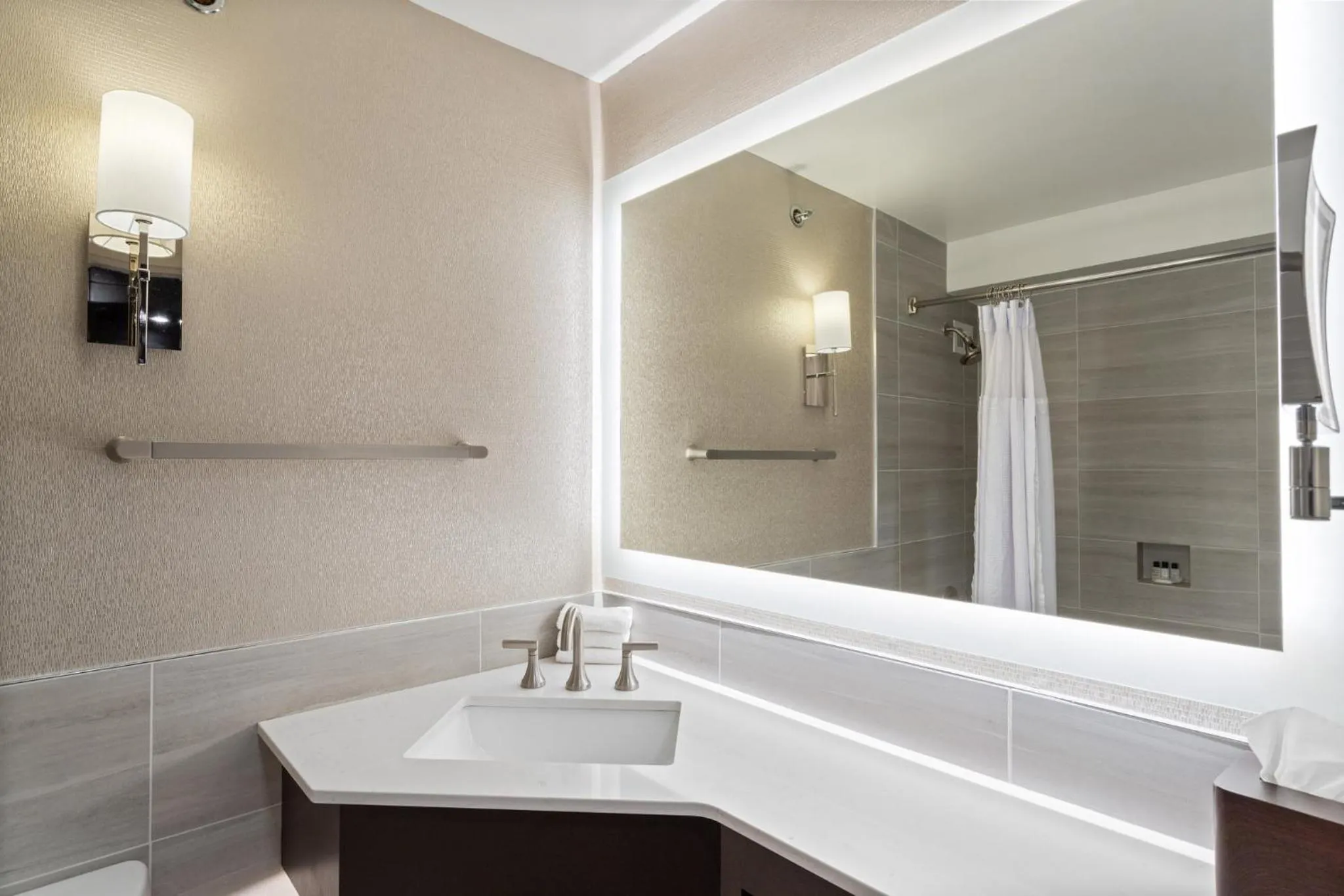 Photo of the whole room in Crowne Plaza Executive Center Baton Rouge by IHG