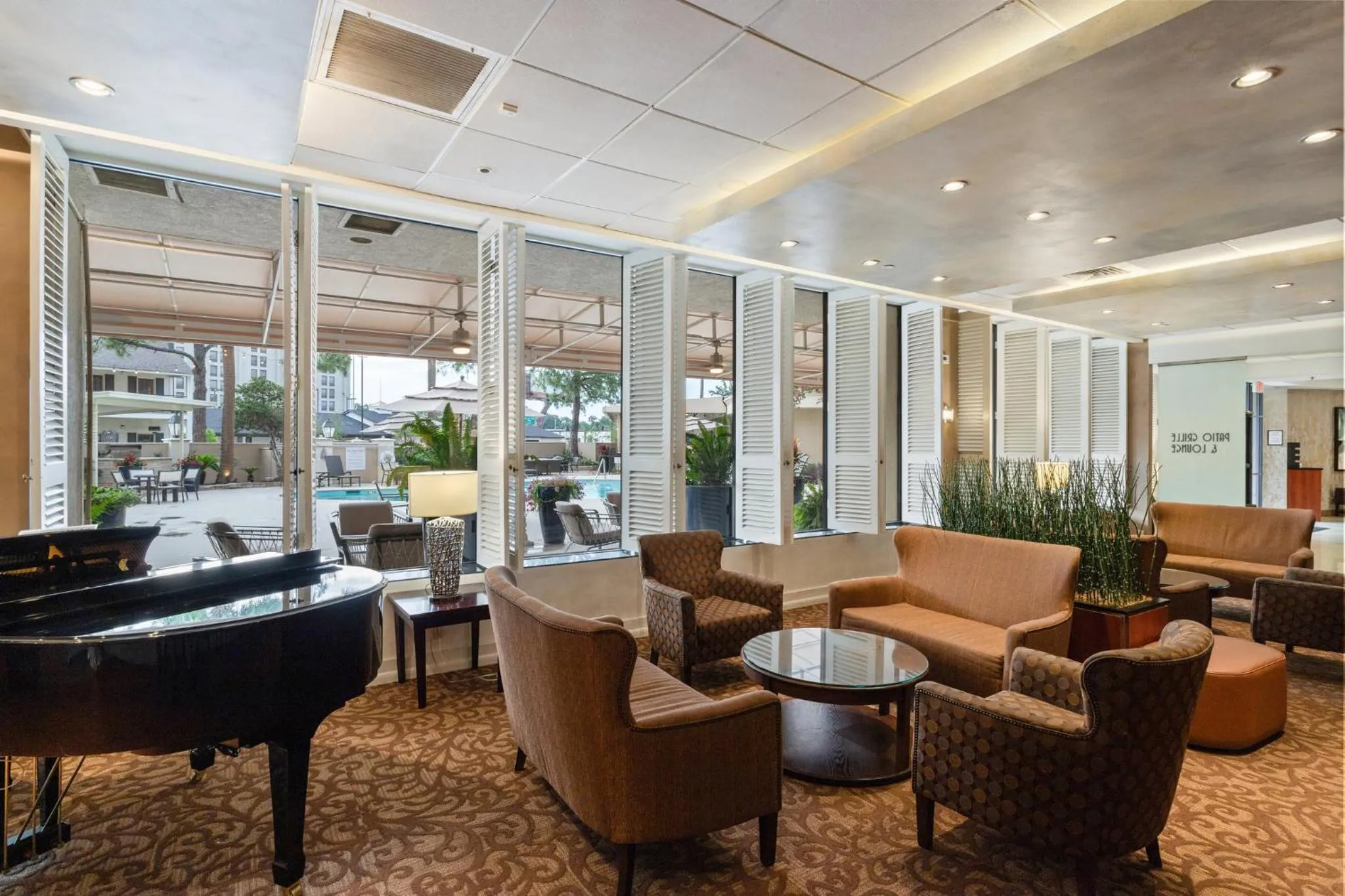 Lounge or bar in Crowne Plaza Executive Center Baton Rouge by IHG