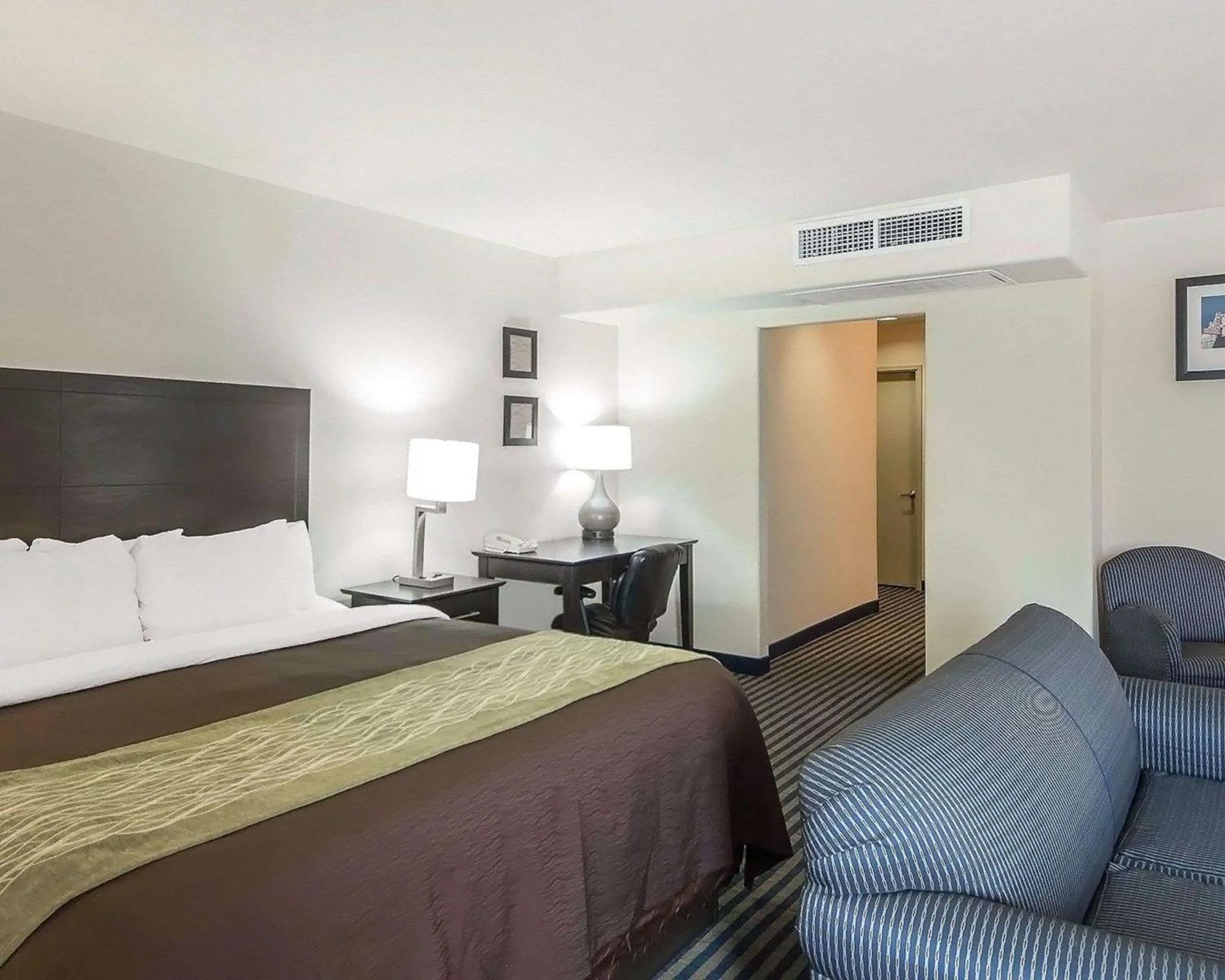 Bedroom, Bed in Quality Inn Tulsa-Downtown West