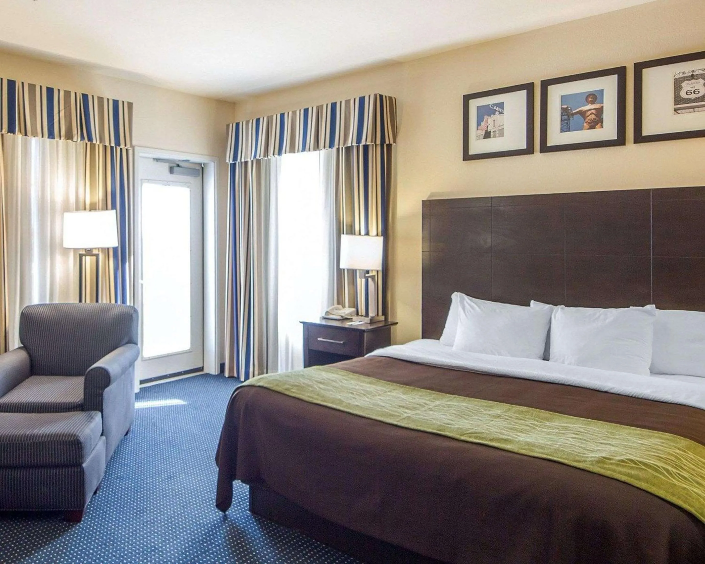 Bedroom, Bed in Quality Inn Tulsa-Downtown West