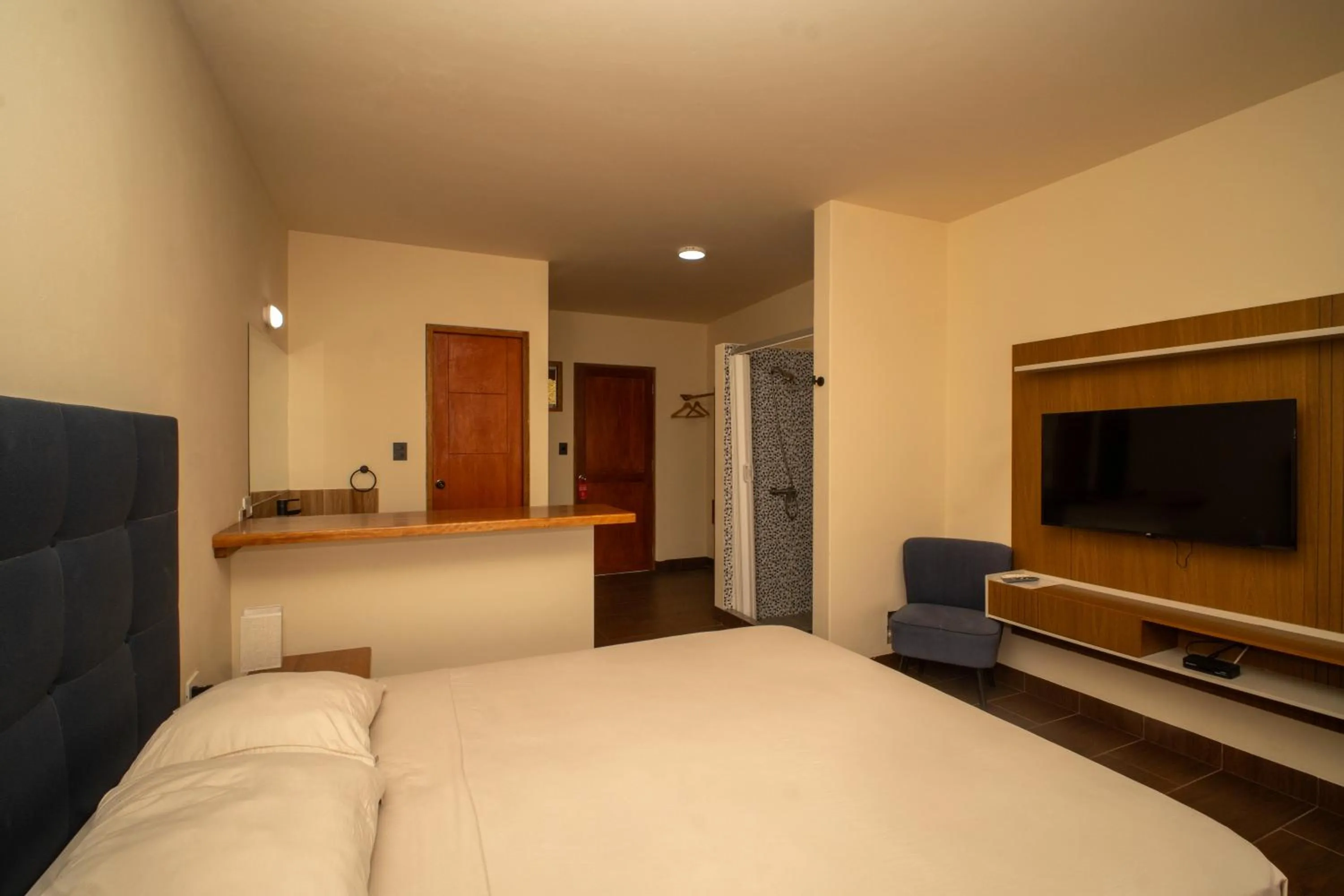 Shower, Bed in Blue Ocean