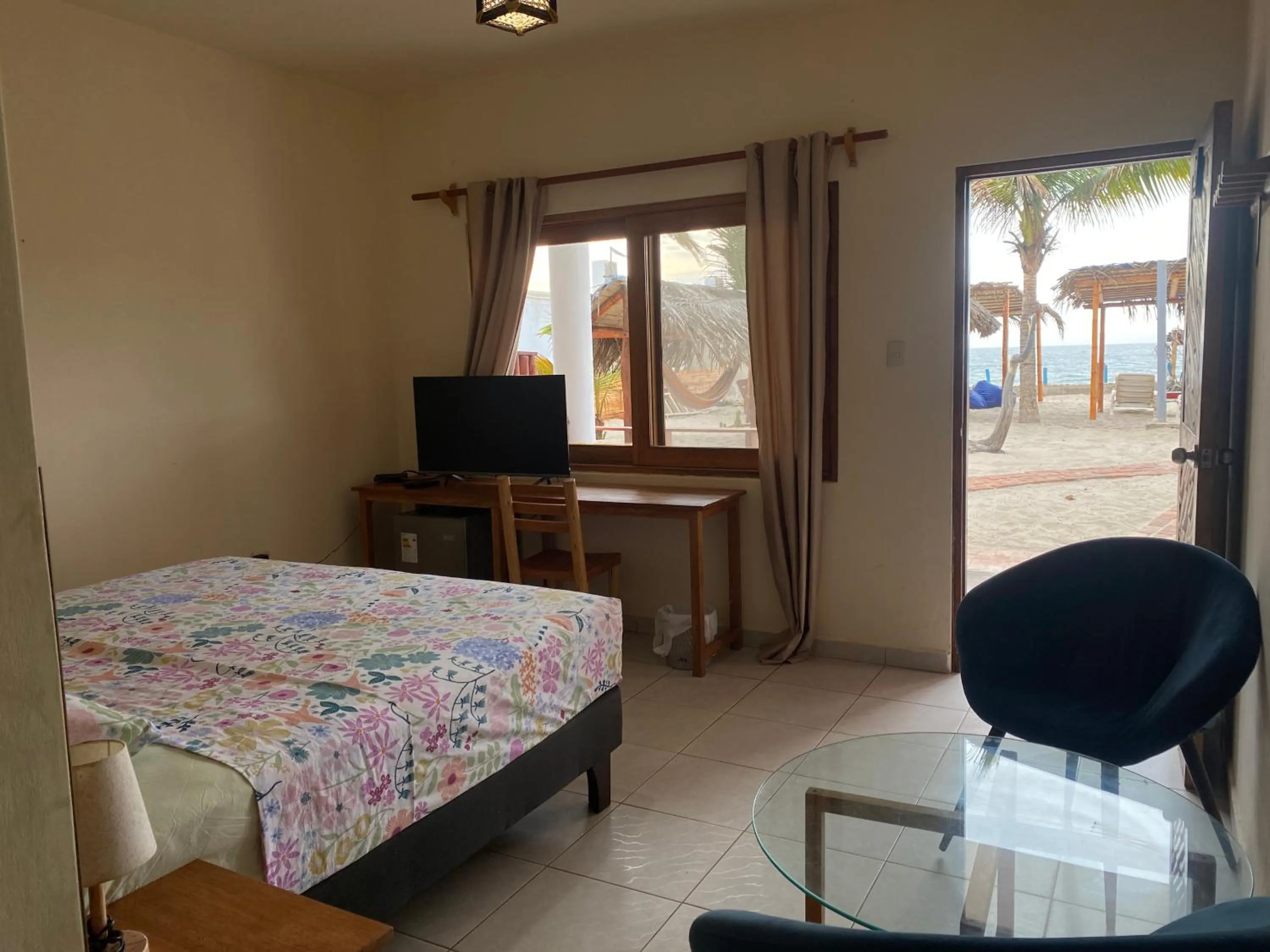 Communal lounge/ TV room, Bed in Blue Ocean