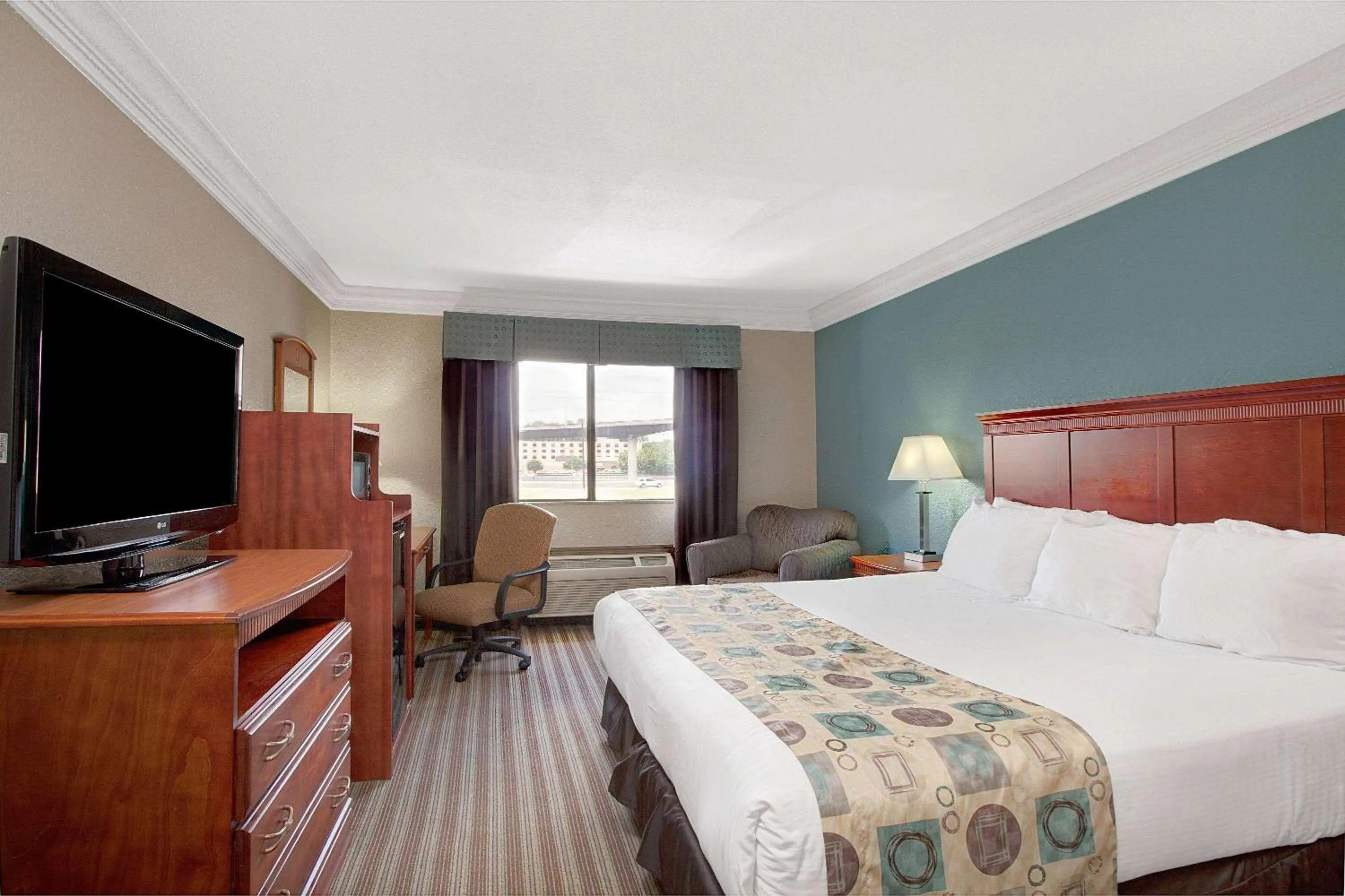 Photo of the whole room, Bed in Ramada by Wyndham Houston Intercontinental Airport South