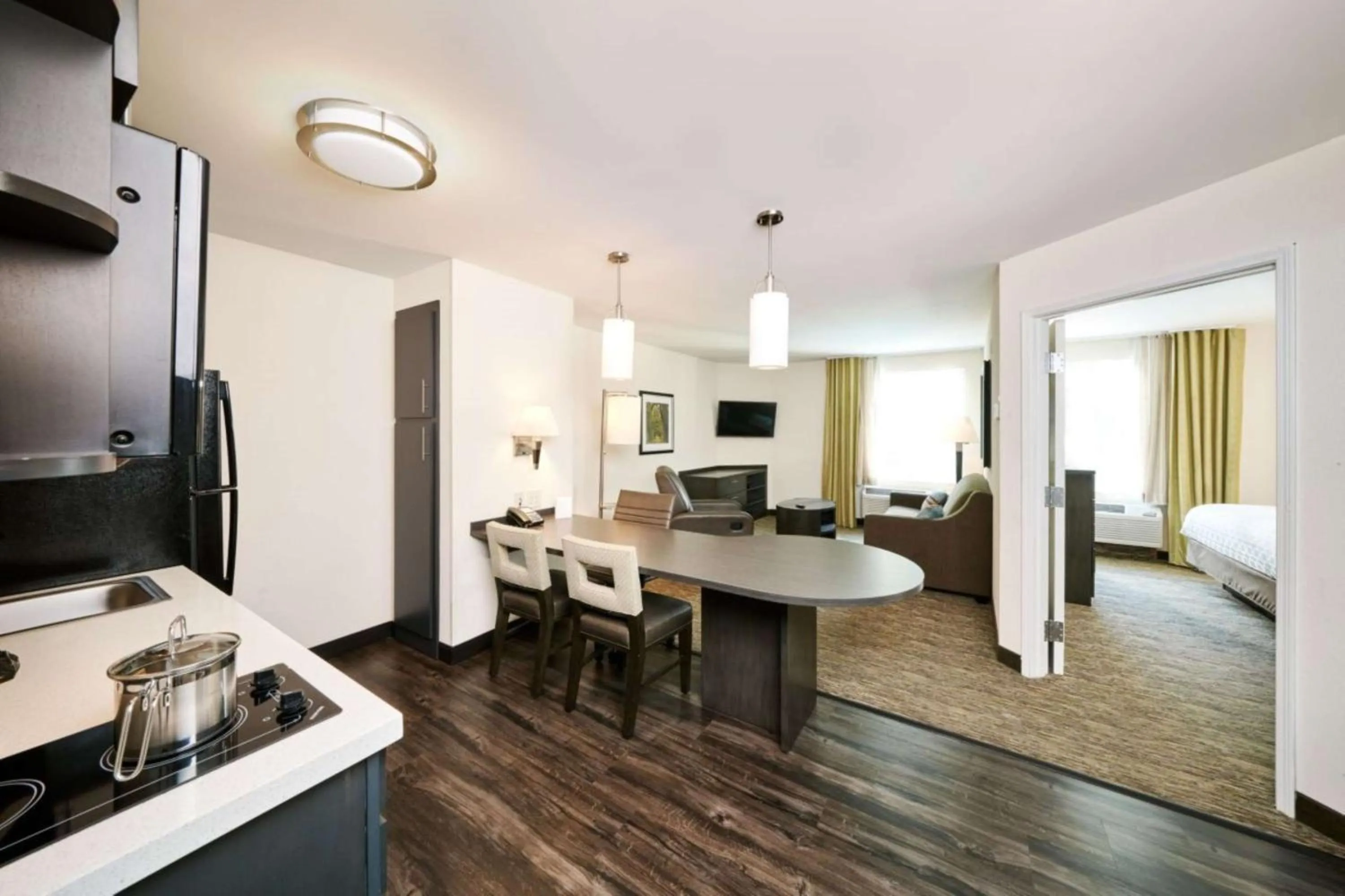 Kitchen or kitchenette, Bed in Sonesta Simply Suites Philadelphia Mount Laurel