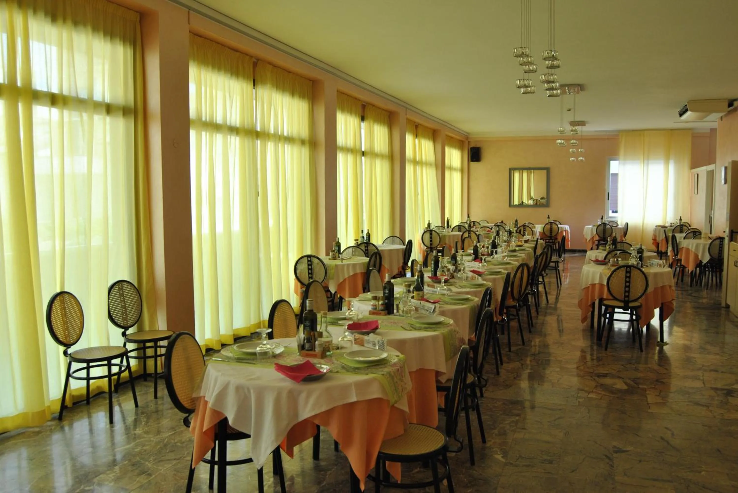 Hotel Diamante 5 minuti dalla fiera di rimini CON PARCHEGGIO INCLUSO