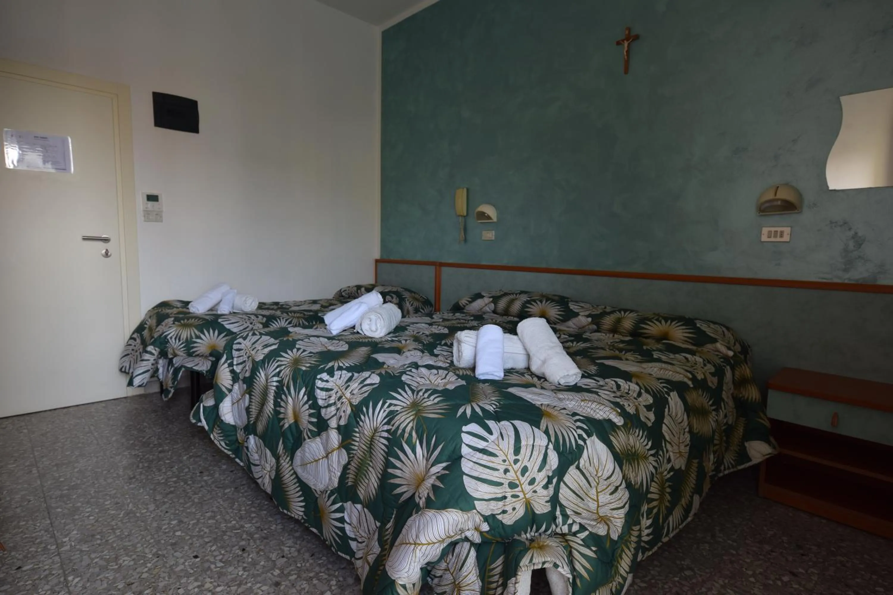 Bed in Hotel Diamante 5 minuti dalla fiera di rimini CON PARCHEGGIO INCLUSO