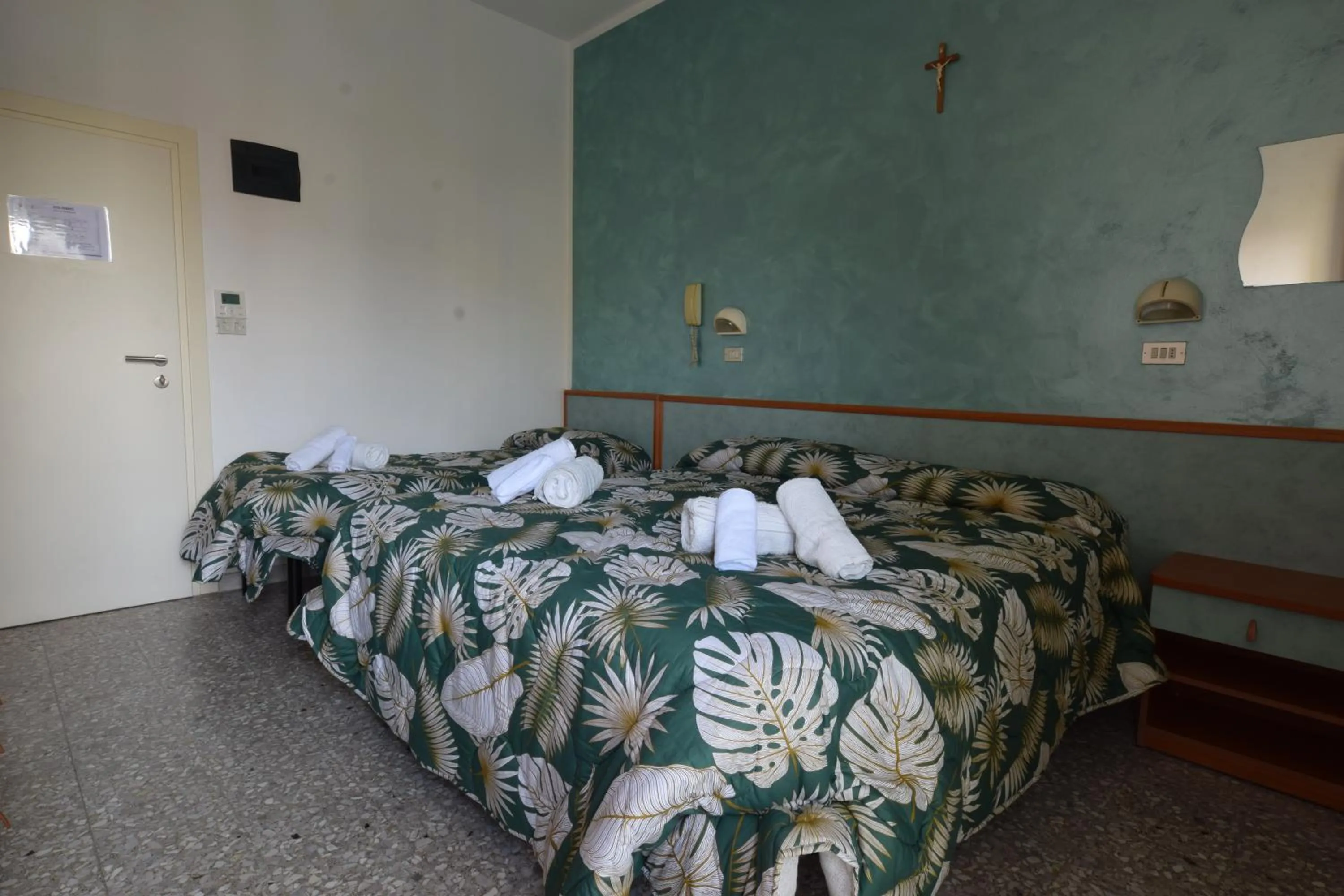 Bed in Hotel Diamante 5 minuti dalla fiera di rimini CON PARCHEGGIO INCLUSO